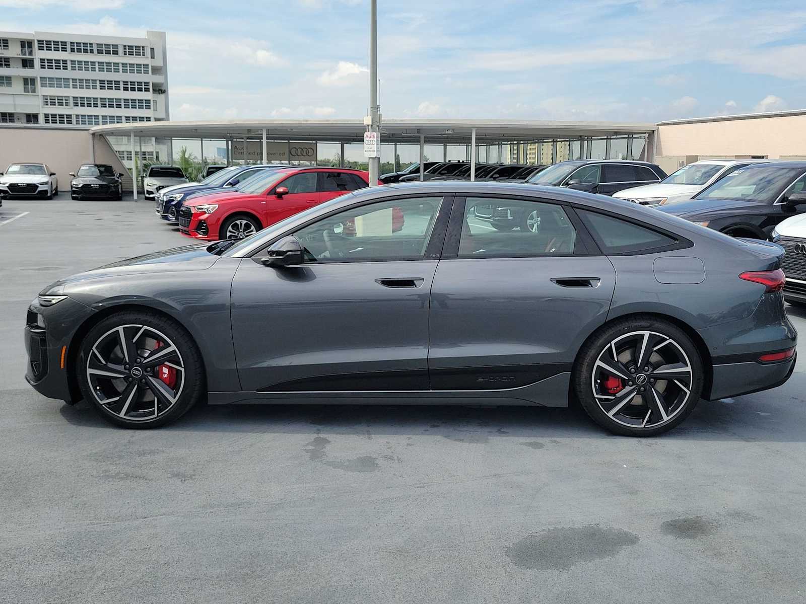 Thumbnail: 2025 Audi e-tron S - 3