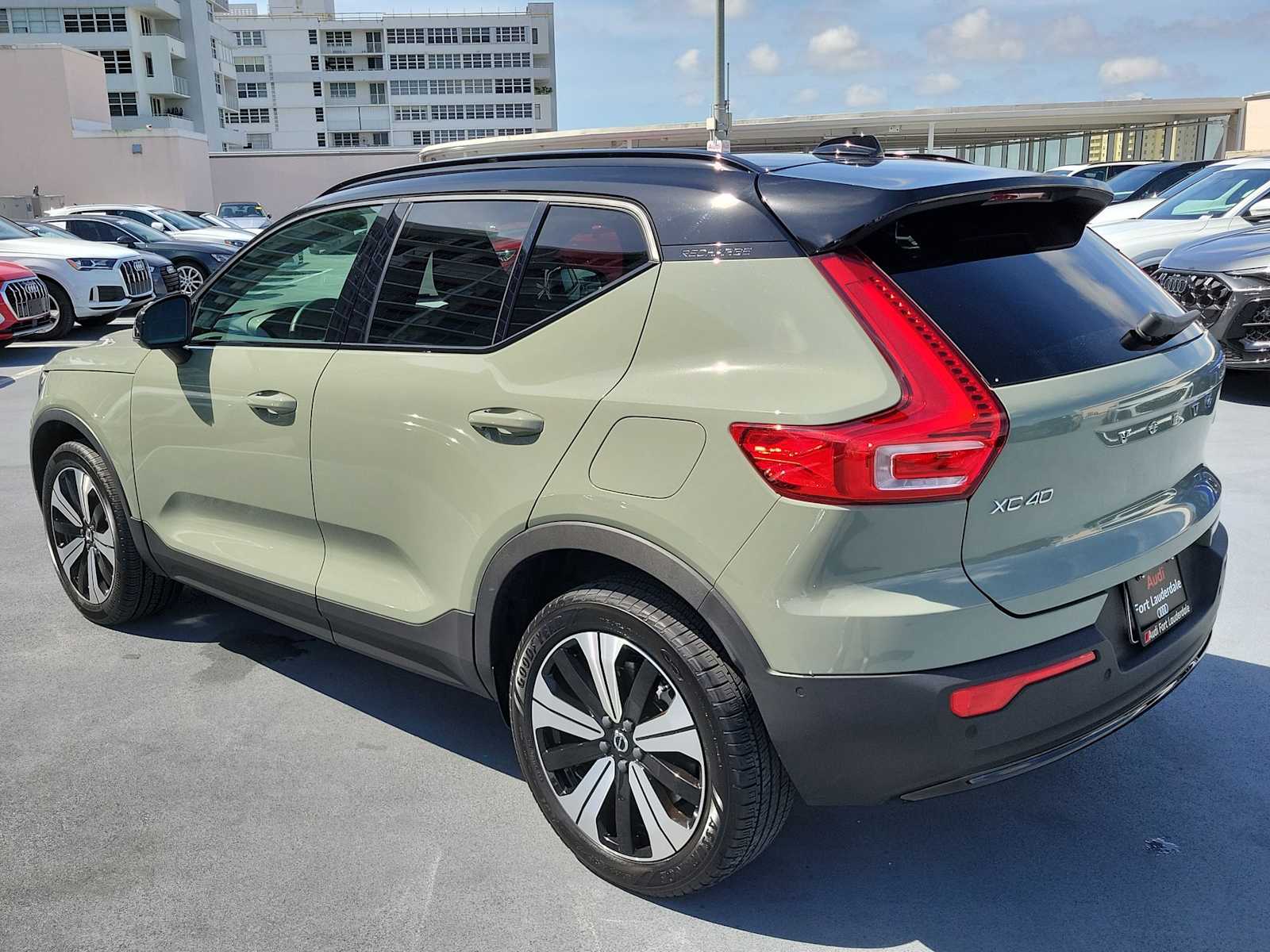 Thumbnail: 2023 Volvo XC40 - 4