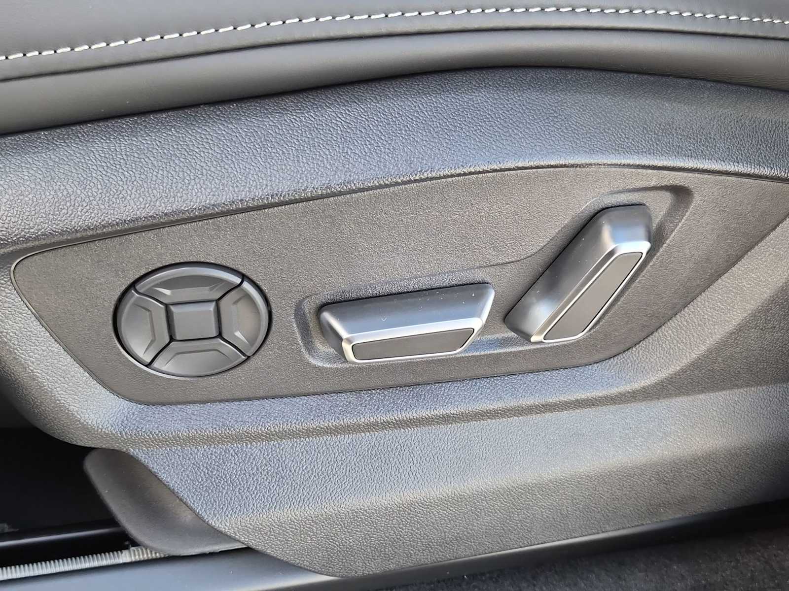 Thumbnail: 2026 Audi RS Q8 - 16