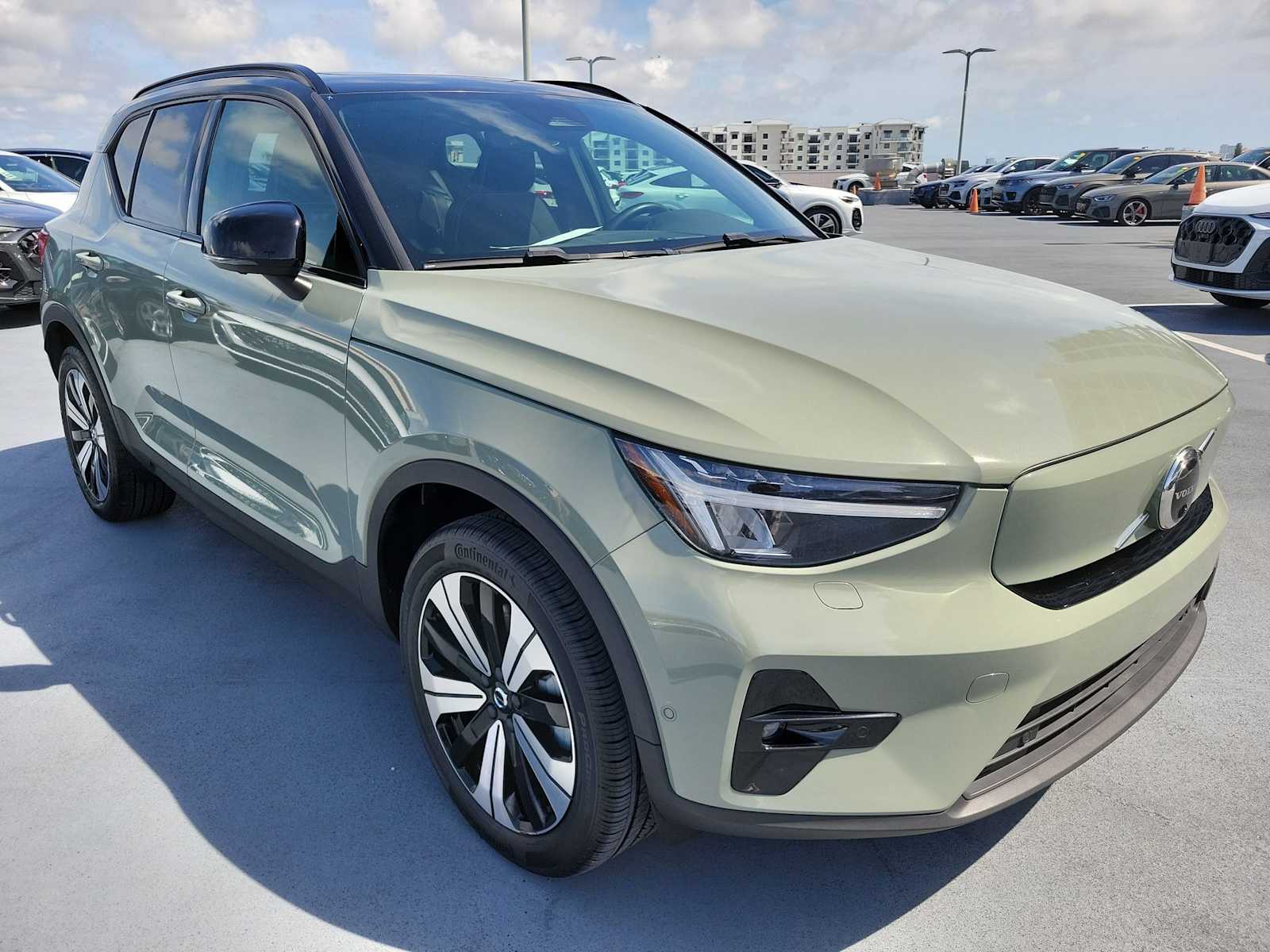 Thumbnail: 2023 Volvo XC40 - 8