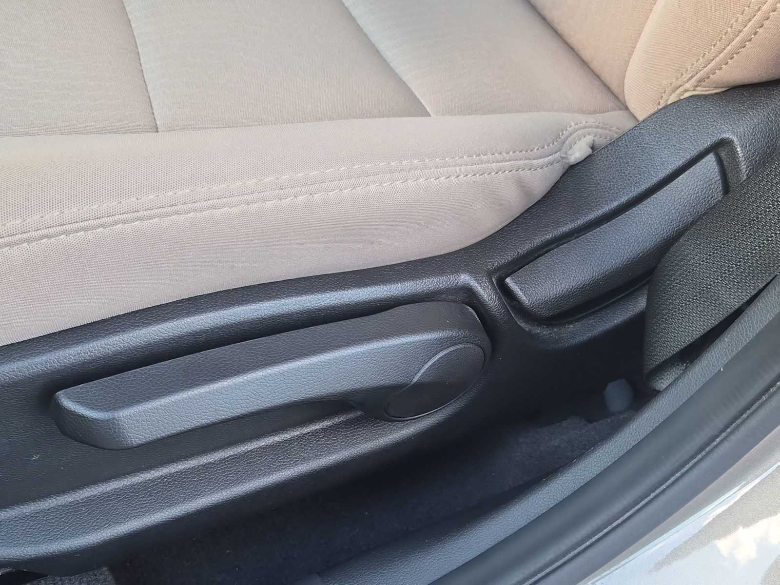 Thumbnail: 2016 Hyundai Elantra - 16