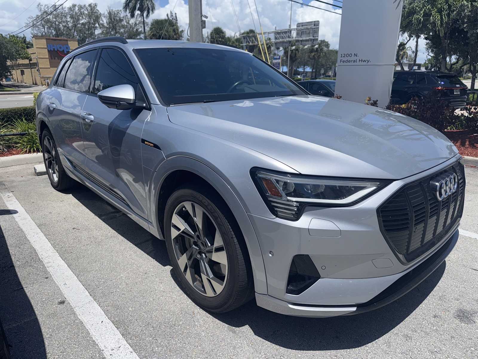 Thumbnail: 2022 Audi e-tron - 2
