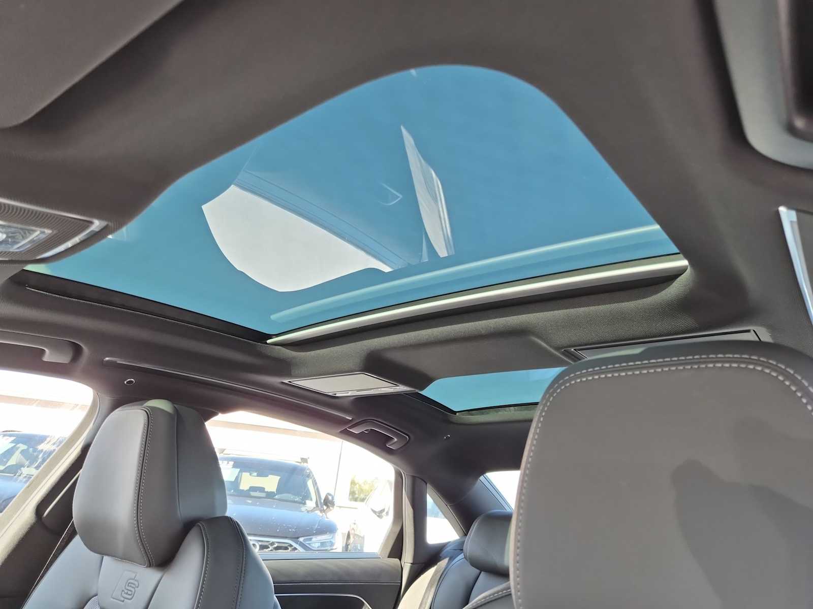 Thumbnail: 2025 Audi S8 - 18