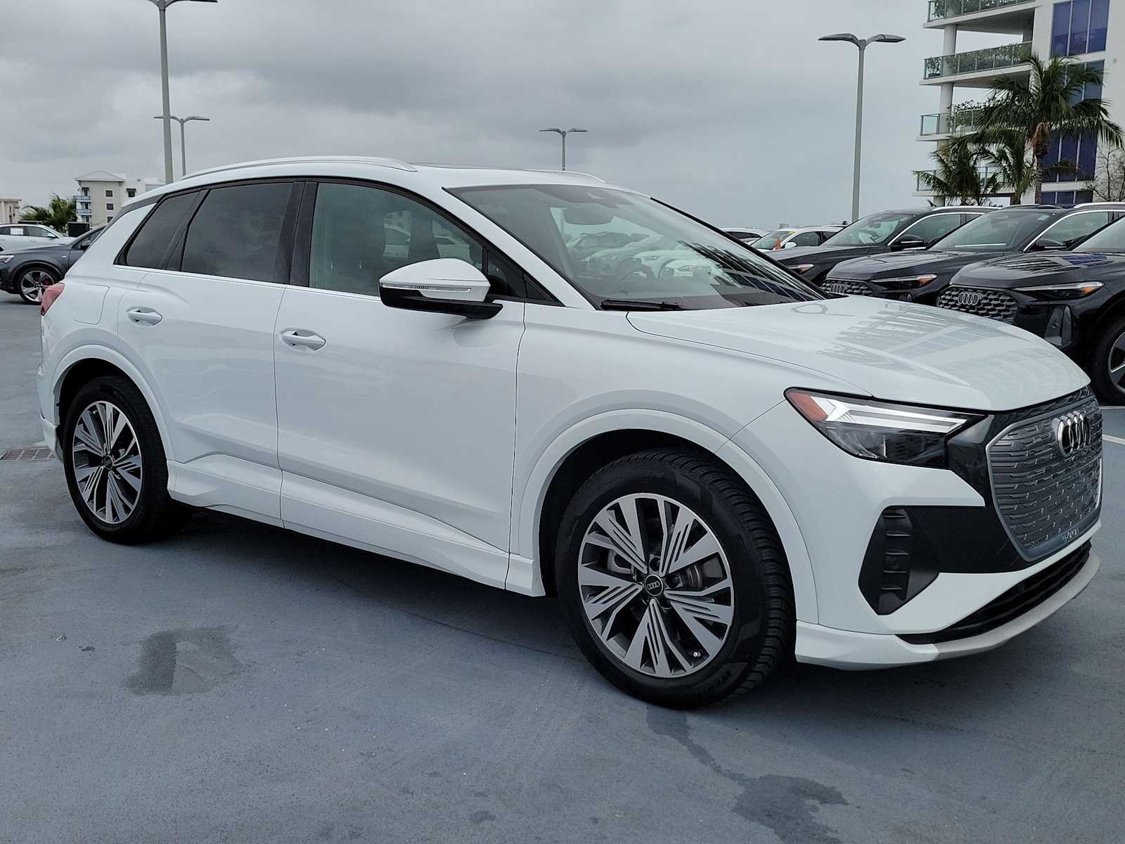 Thumbnail: 2023 Audi Q4 e-tron - 8