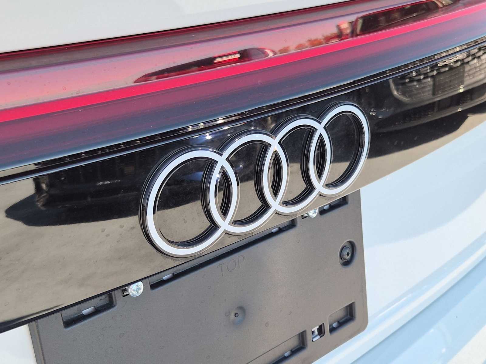 Thumbnail: 2025 Audi Q8 - 10