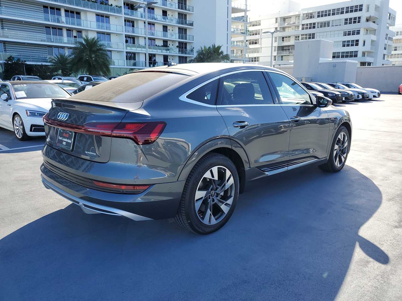 Thumbnail: 2023 Audi e-tron S - 6