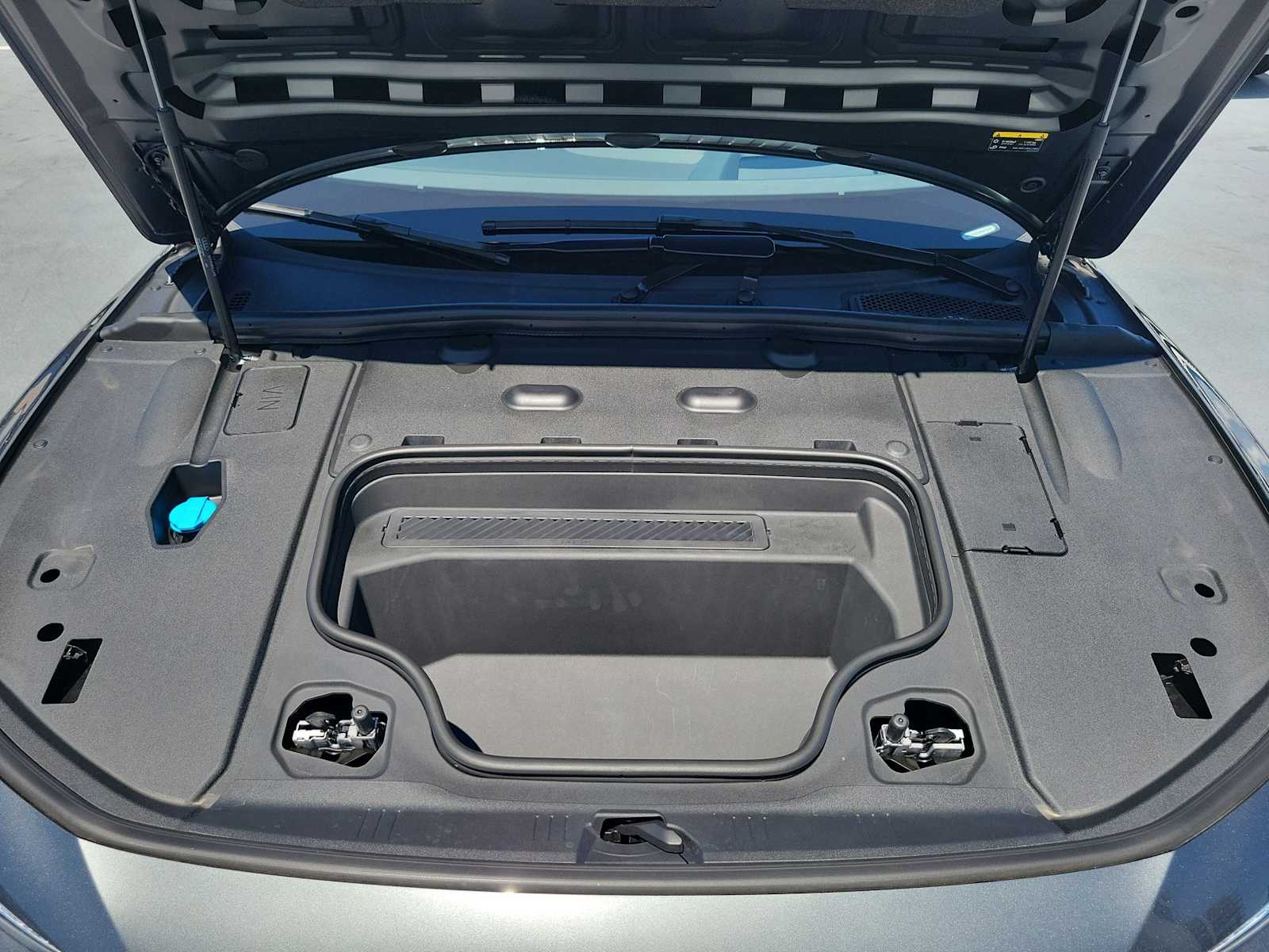 Thumbnail: 2025 Audi e-tron S - 13