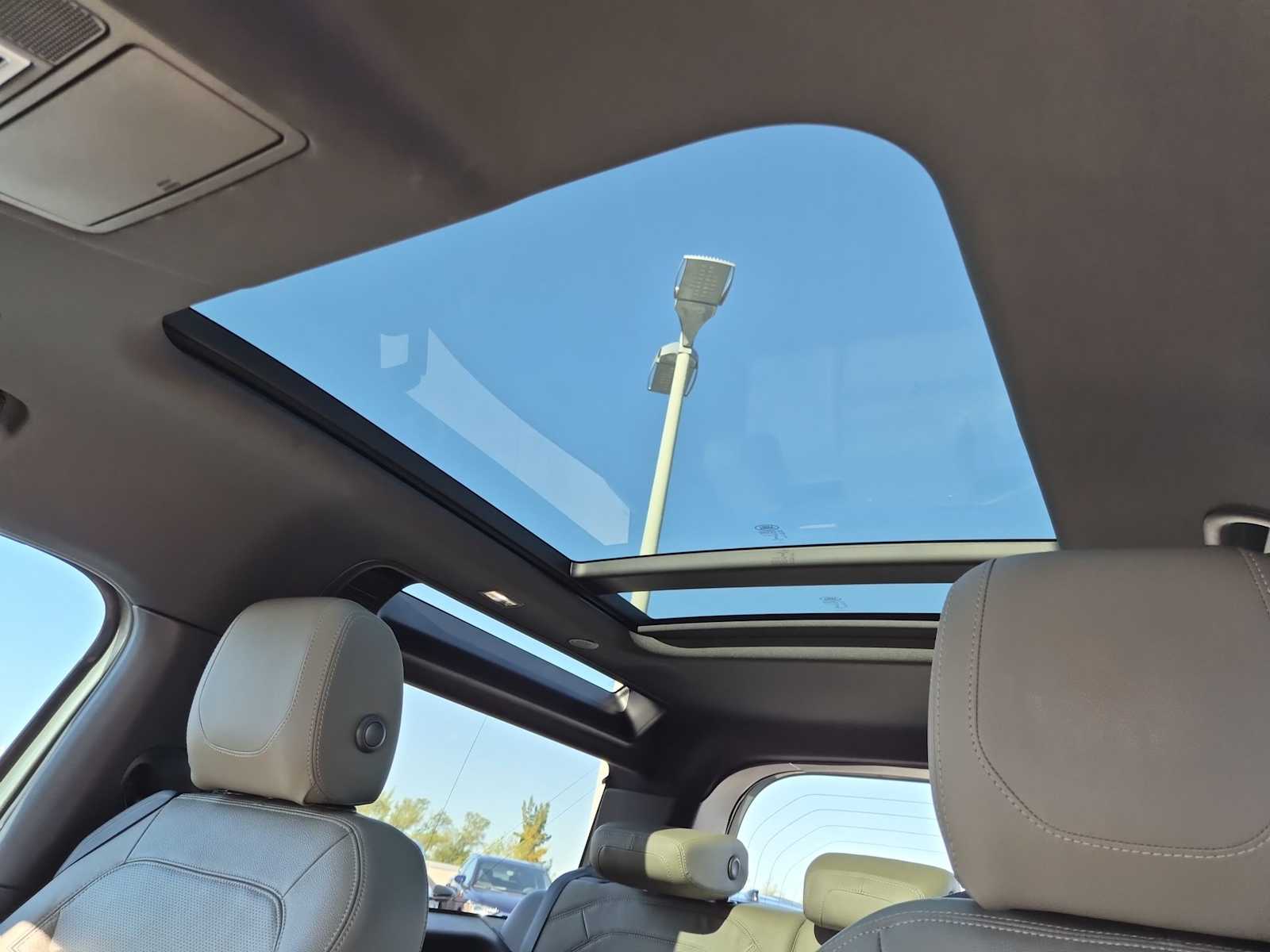 Thumbnail: 2022 Land Rover Defender - 16