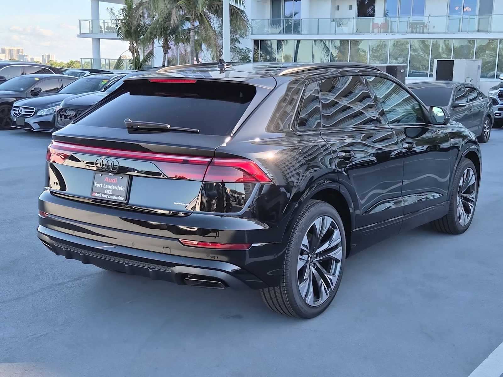 Thumbnail: 2026 Audi Q8 - 6