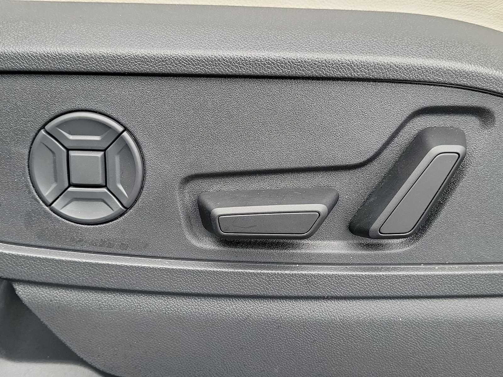 Thumbnail: 2025 Audi Q5 - 16