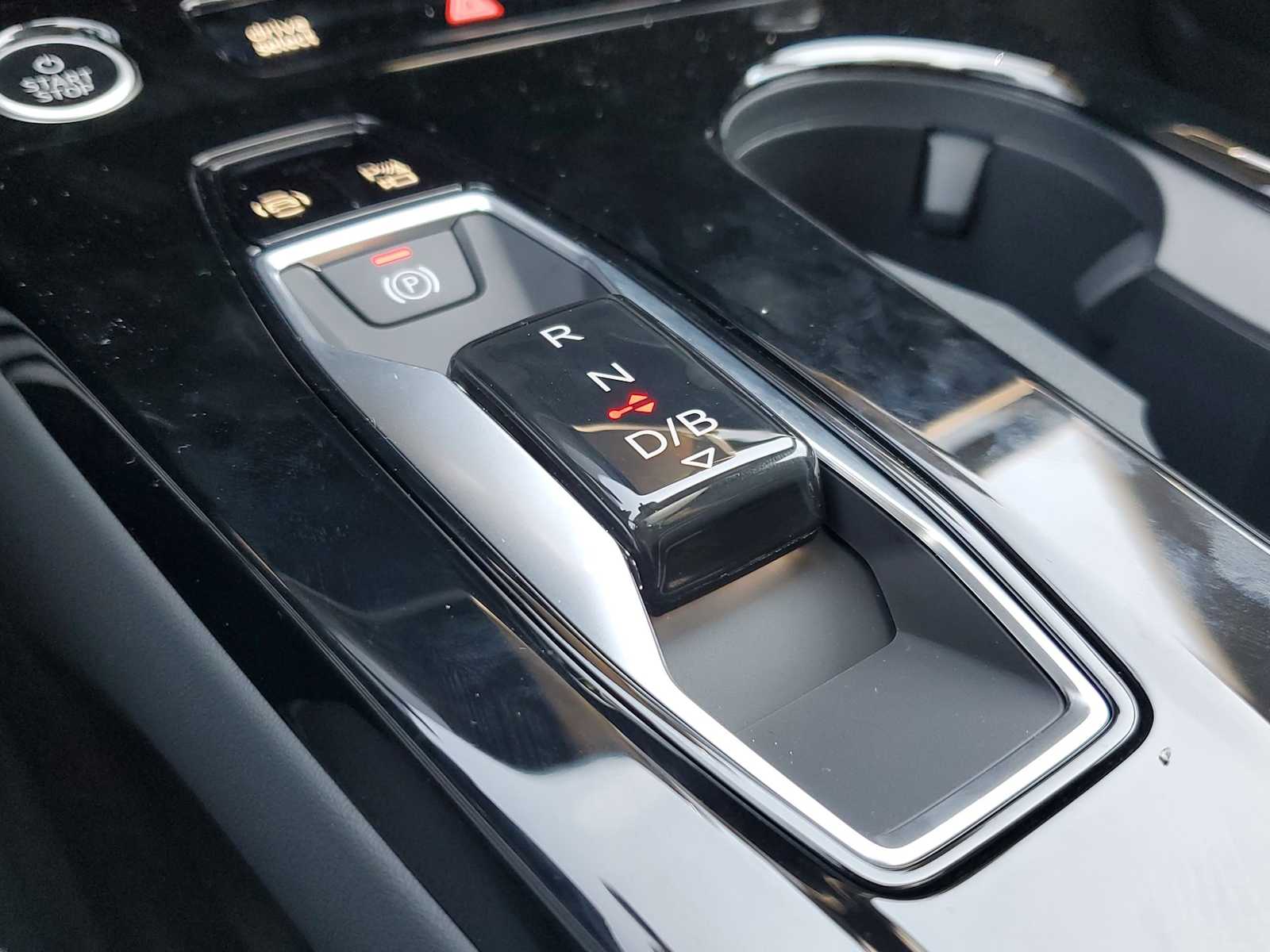 Thumbnail: 2025 Audi Q6 e-tron - 22