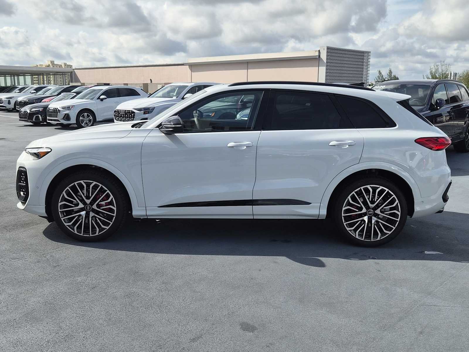 Thumbnail: 2025 Audi SQ5 - 3