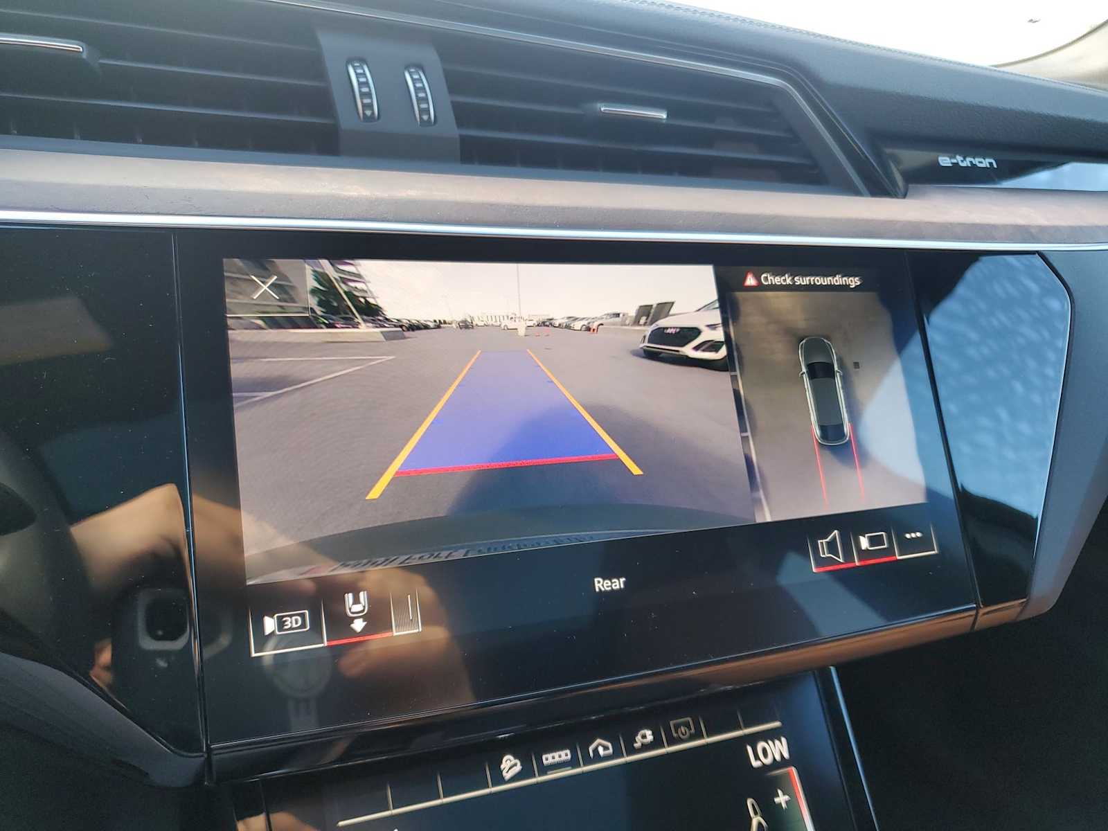 Thumbnail: 2023 Audi e-tron S - 25