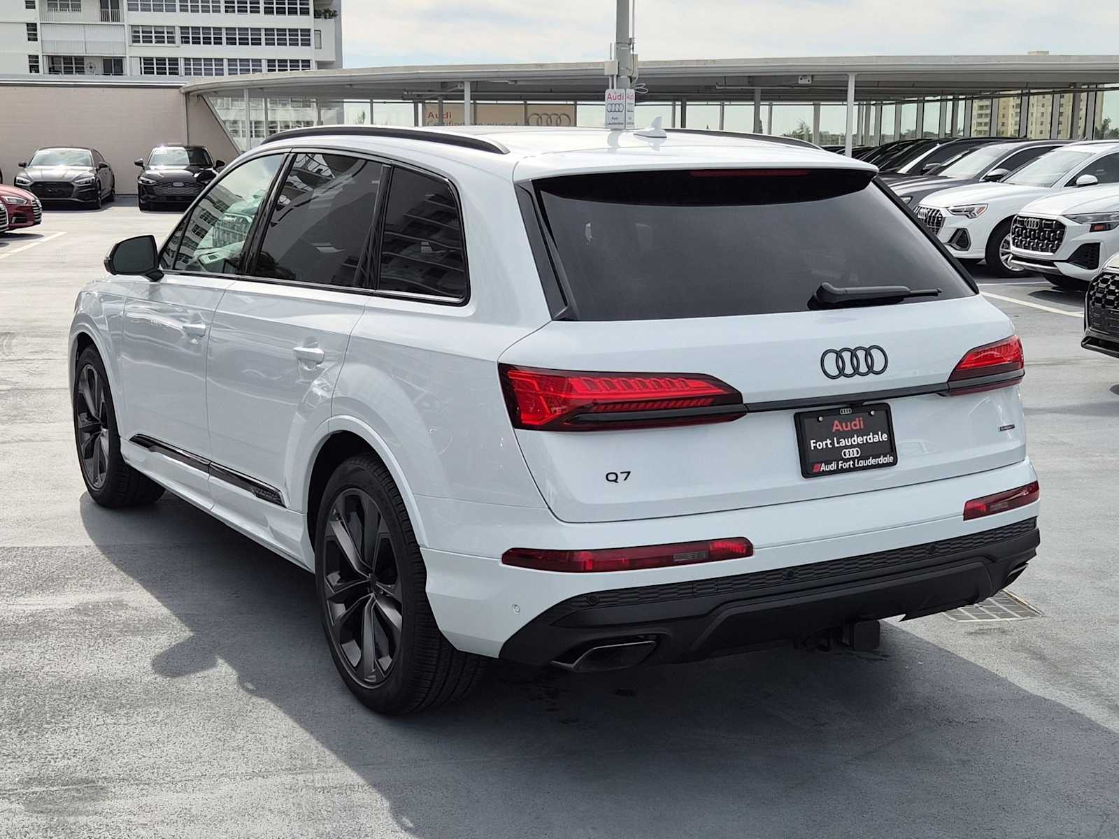 Thumbnail: 2026 Audi Q7 - 4