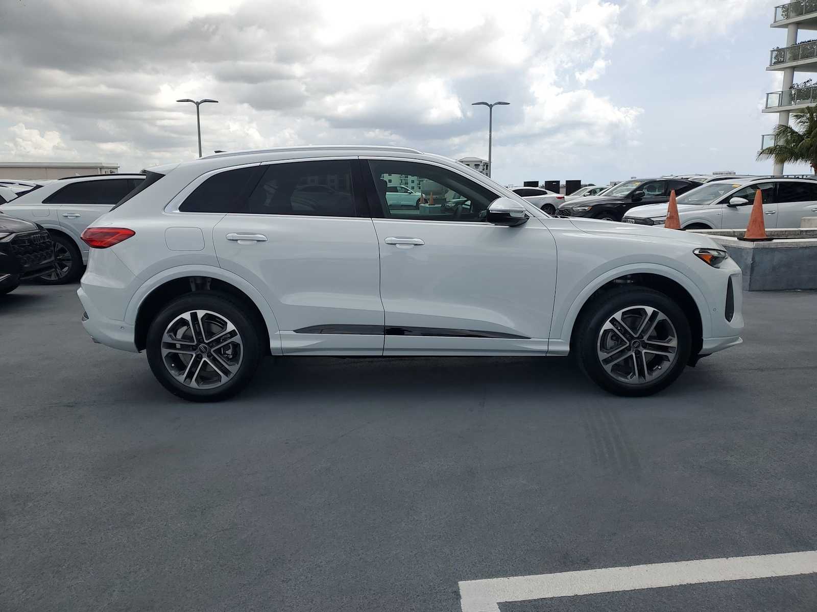 Thumbnail: 2025 Audi Q5 - 7