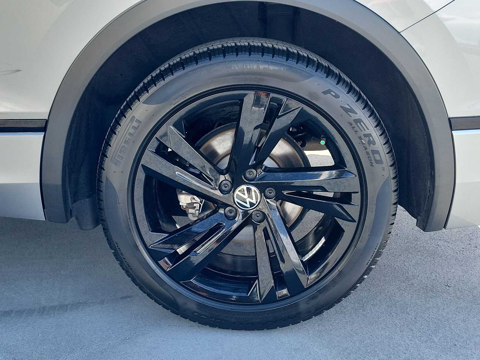 Thumbnail: 2023 Volkswagen Tiguan - 12