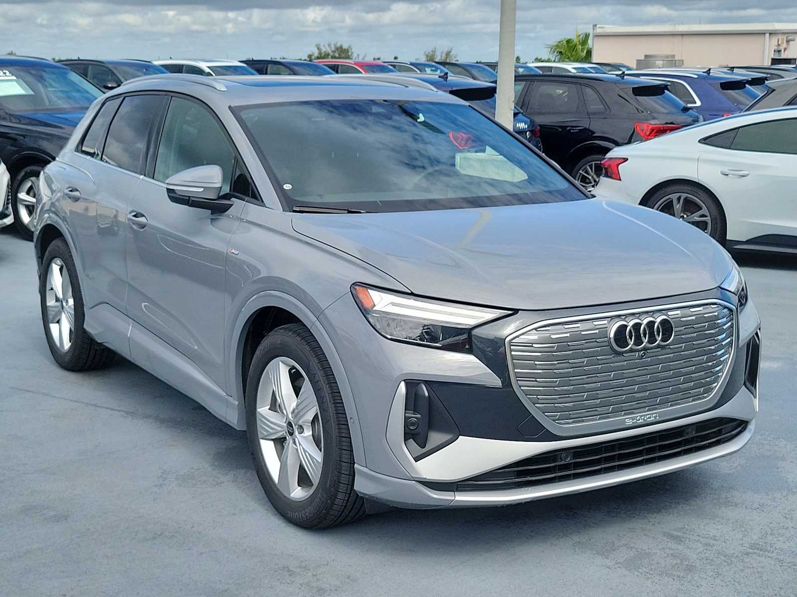 Thumbnail: 2026 Audi Q4 e-tron - 8