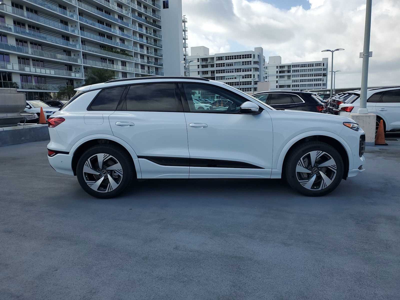Thumbnail: 2025 Audi Q6 e-tron - 7