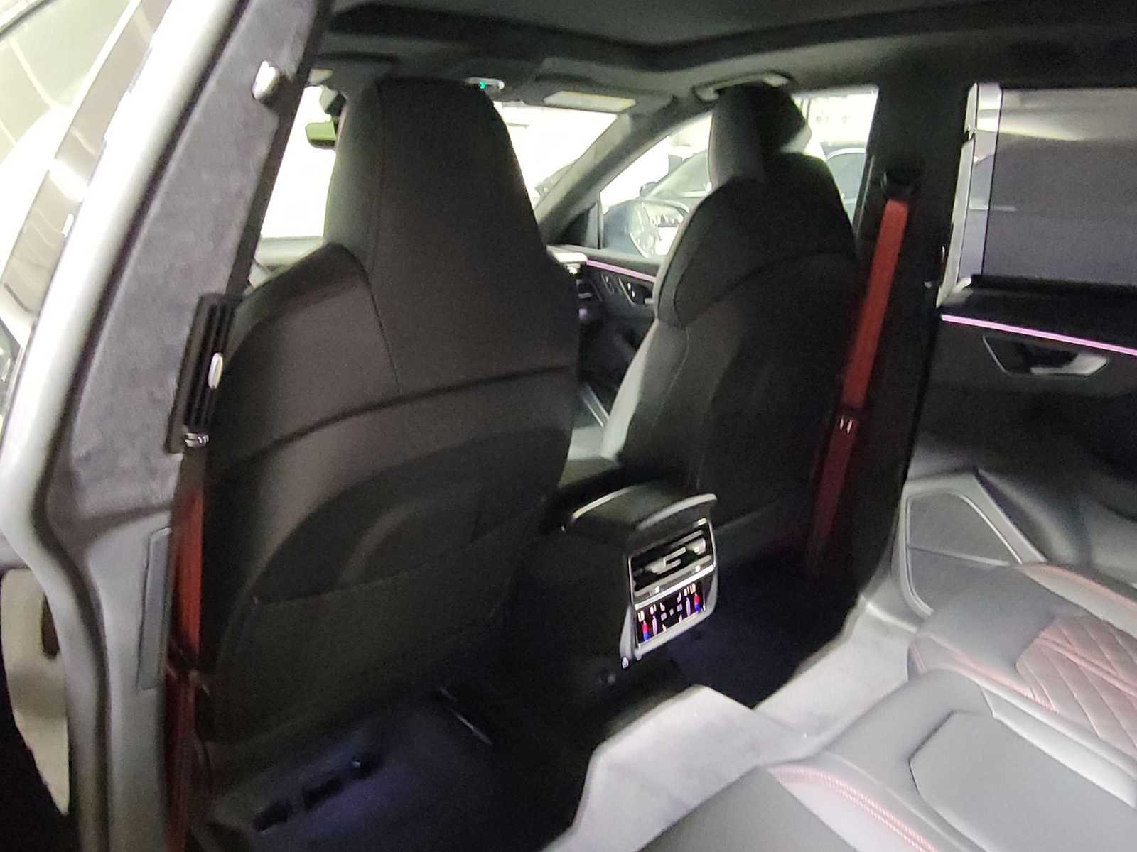 Thumbnail: 2026 Audi SQ8 - 13