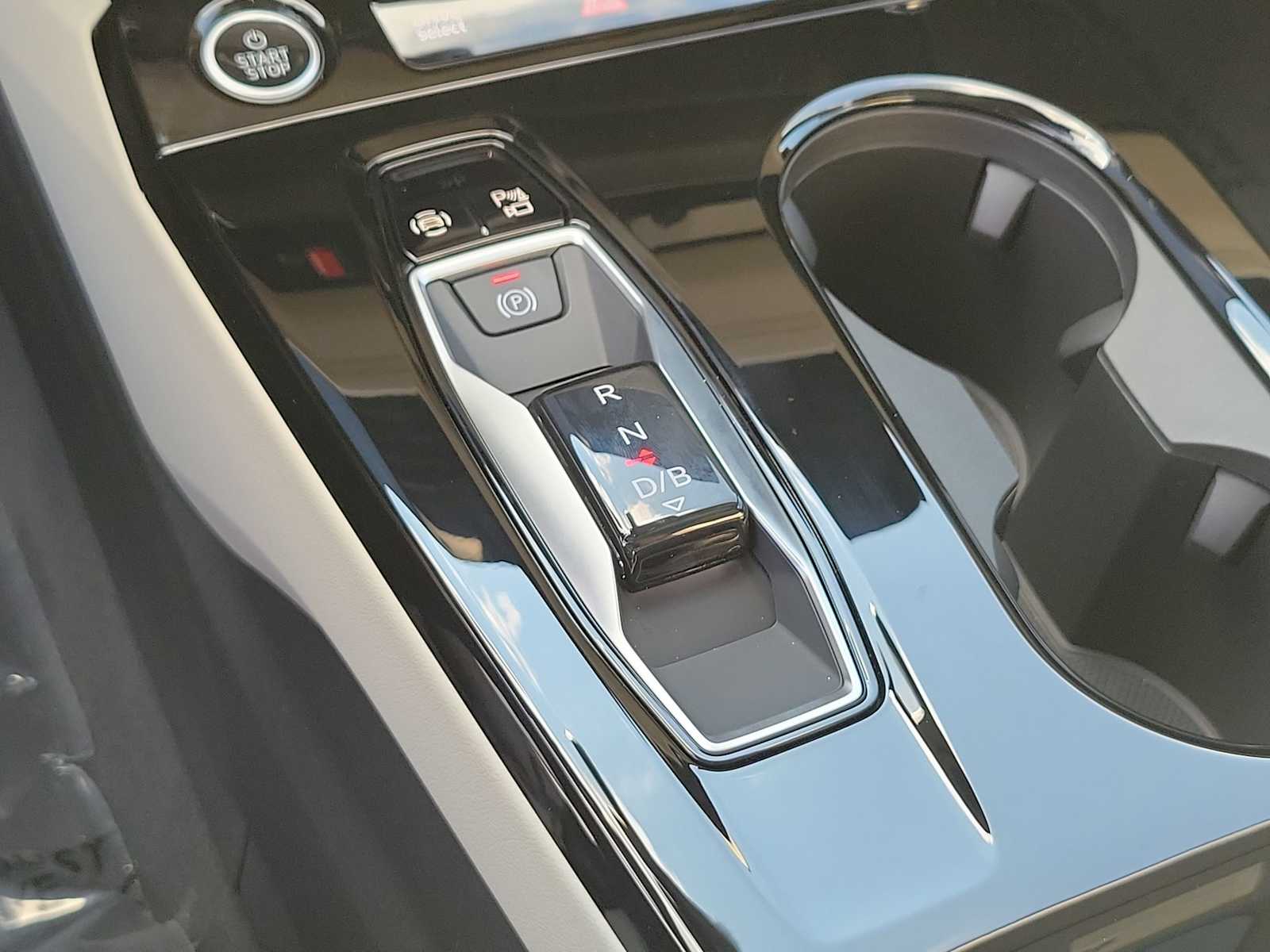 Thumbnail: 2025 Audi e-tron - 25