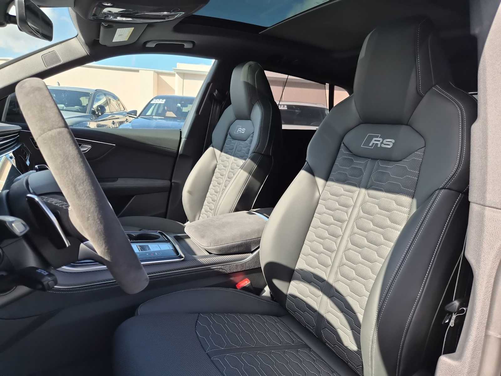 Thumbnail: 2026 Audi RS Q8 - 15