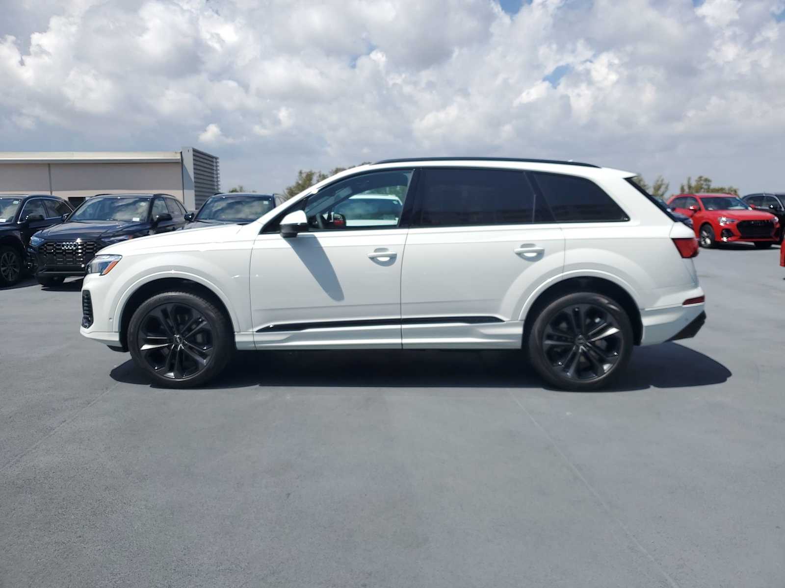 2025 Audi Q7 55 Premium Plus photo 3