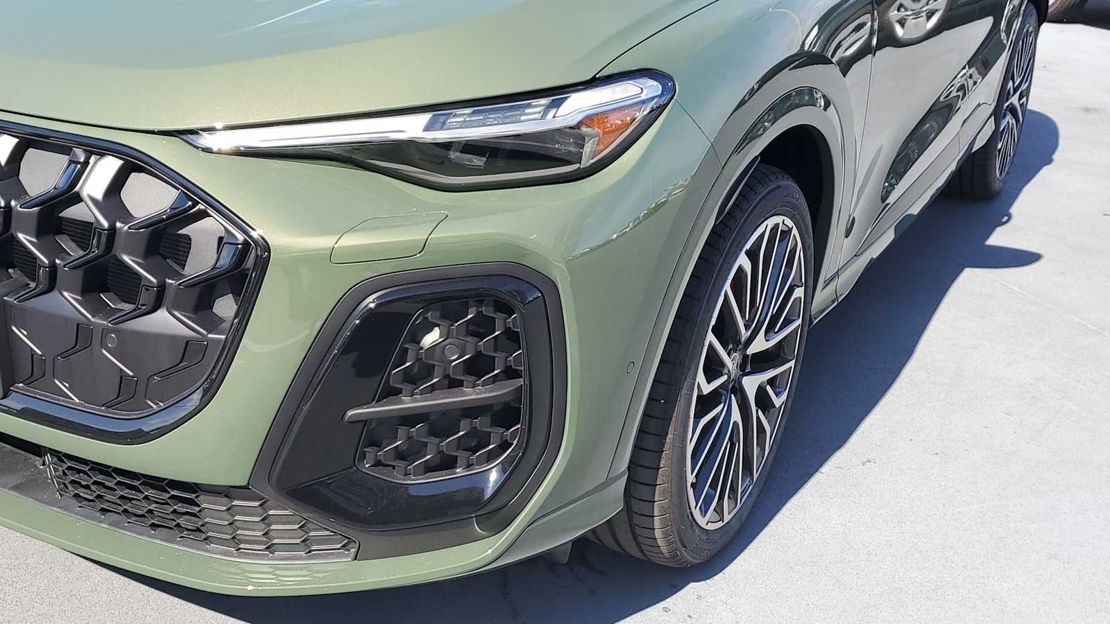 Thumbnail: 2025 Audi SQ5 - 10