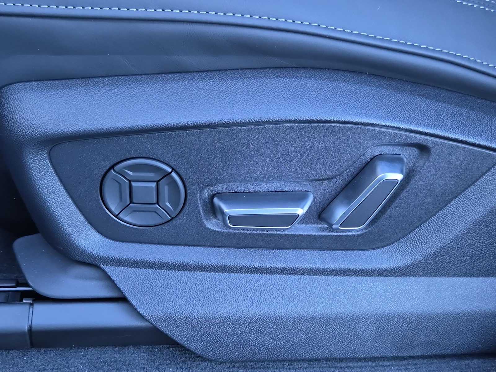 Thumbnail: 2026 Audi SQ7 - 16