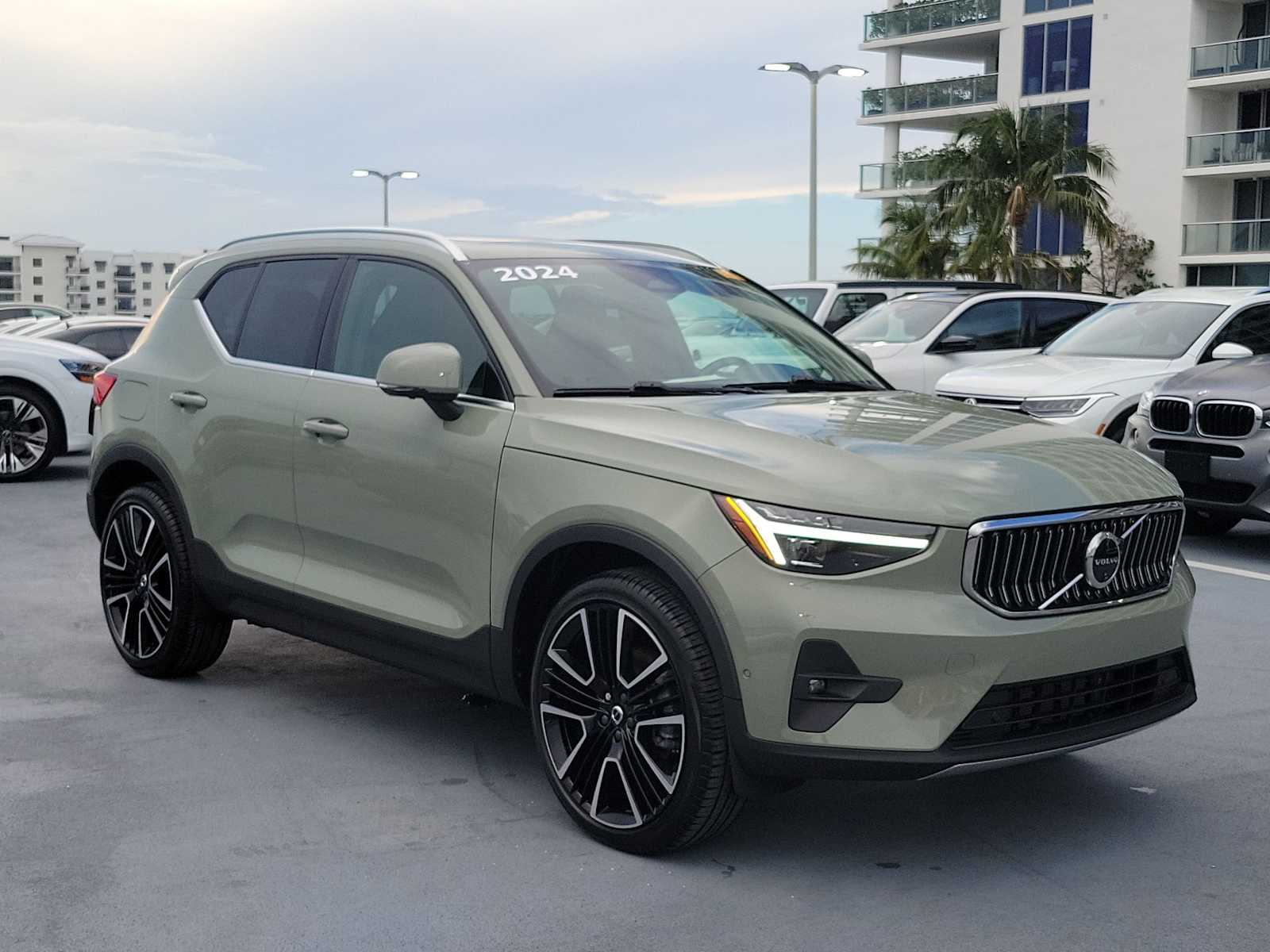 Thumbnail: 2024 Volvo XC40 - 8