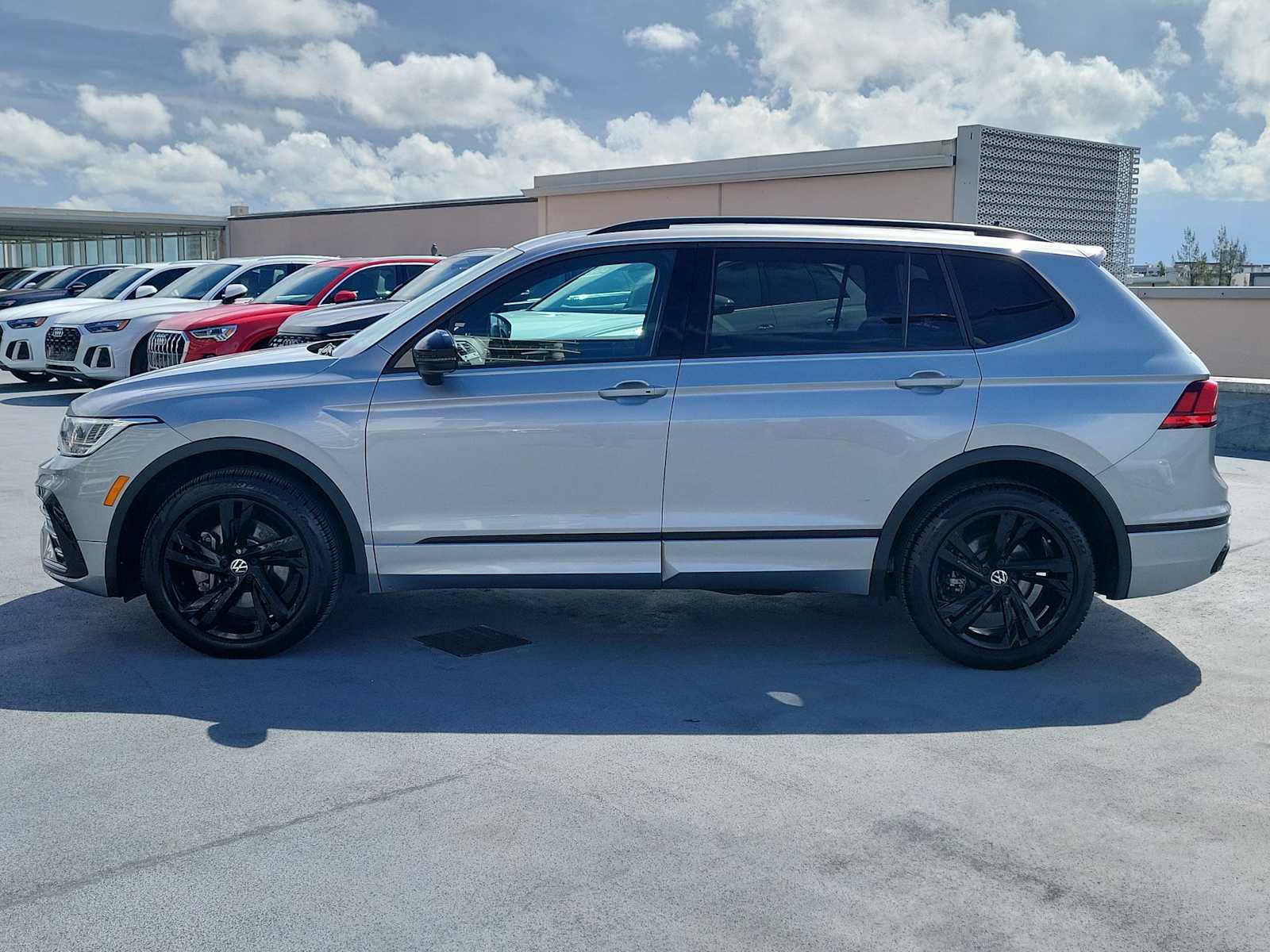 Thumbnail: 2023 Volkswagen Tiguan - 3