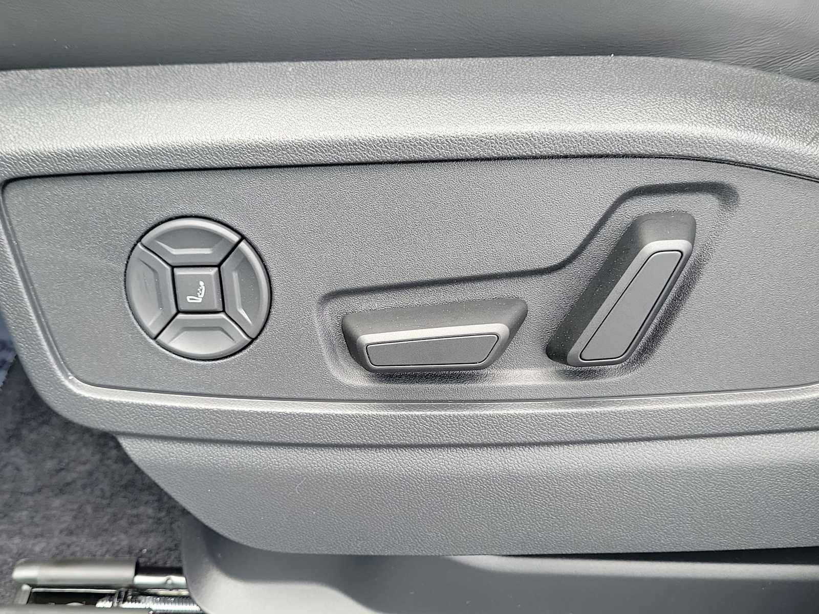 Thumbnail: 2026 Audi SQ5 - 16