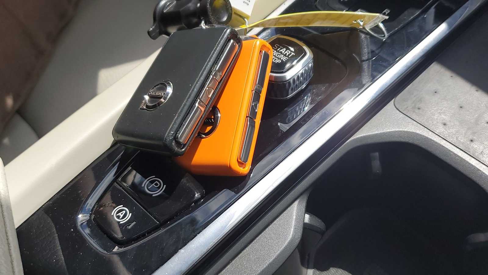 Thumbnail: 2022 Volvo XC60 - 35