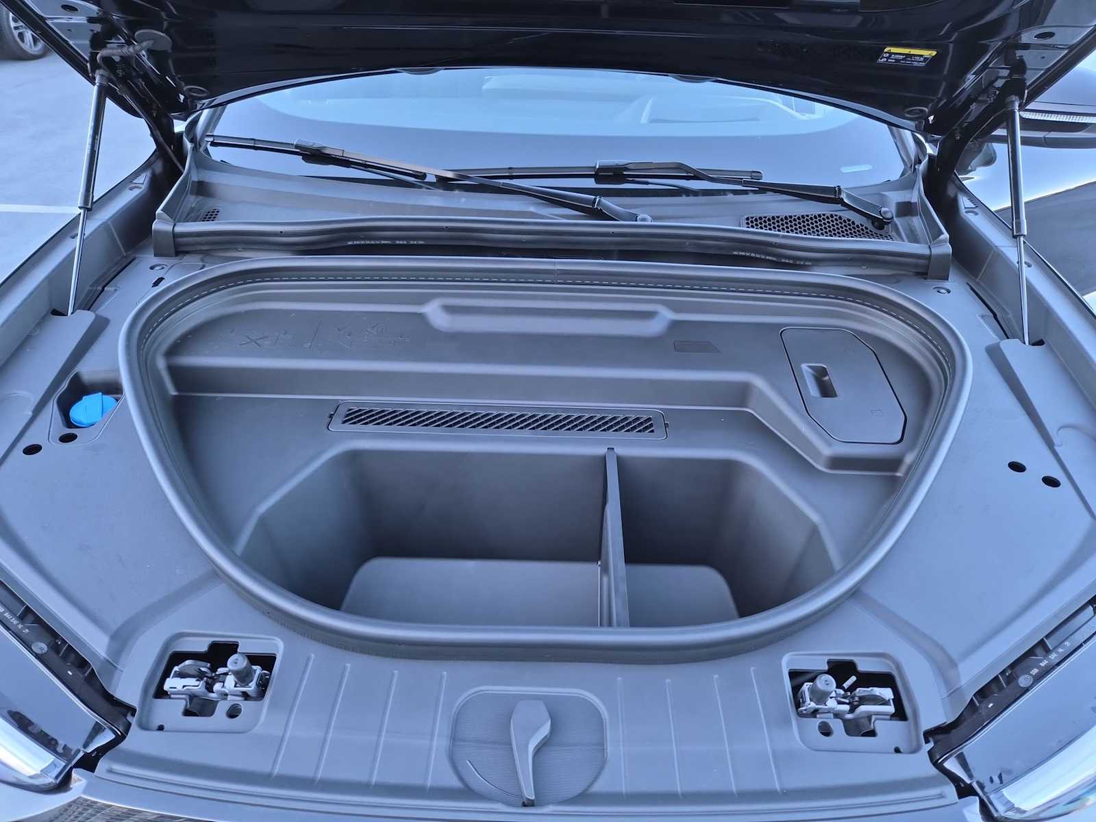 Thumbnail: 2025 Audi Q6 e-tron - 13