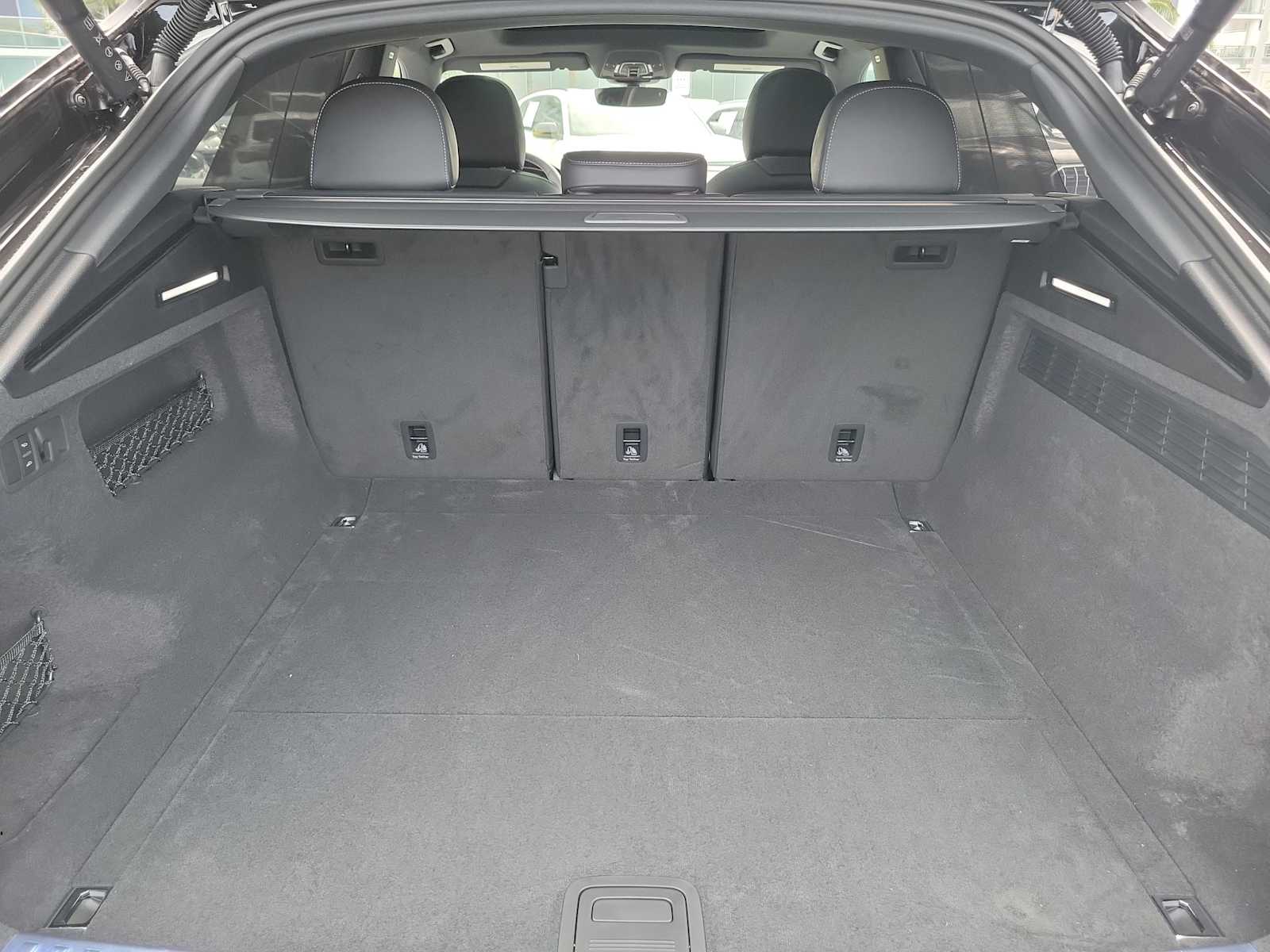 Thumbnail: 2025 Audi Q8 - 26