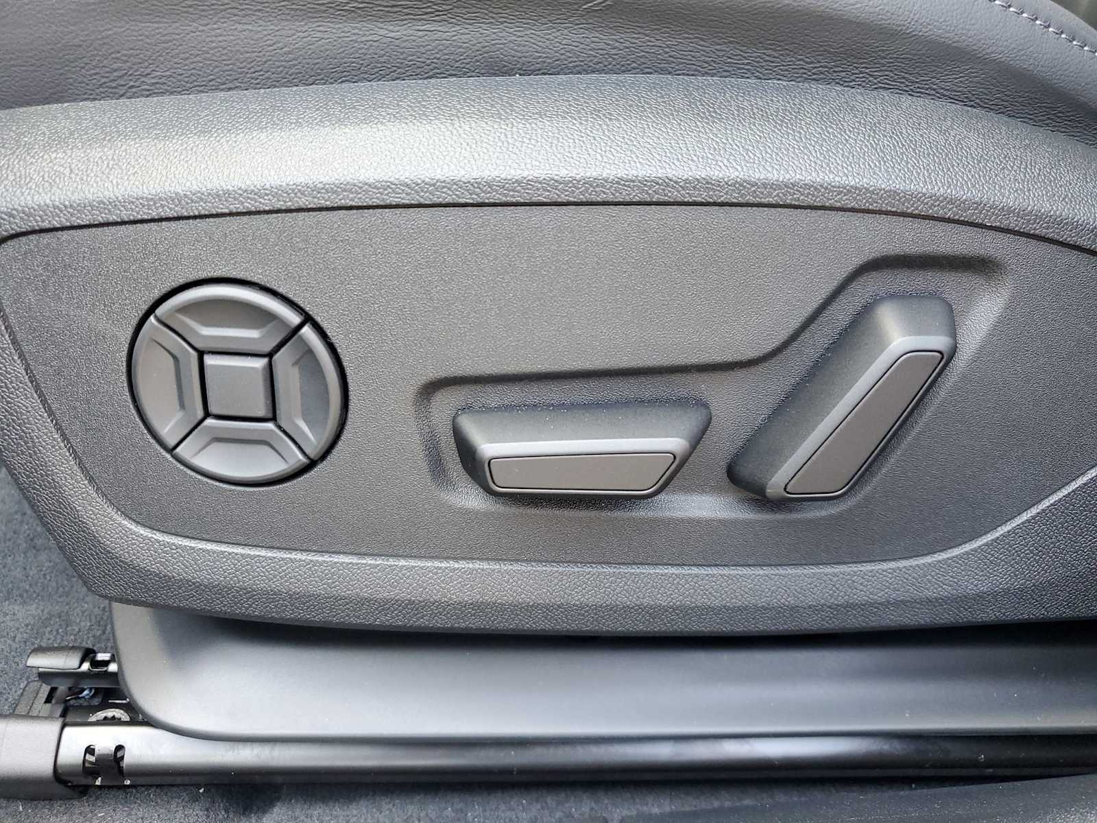 Thumbnail: 2025 Audi e-tron S - 13