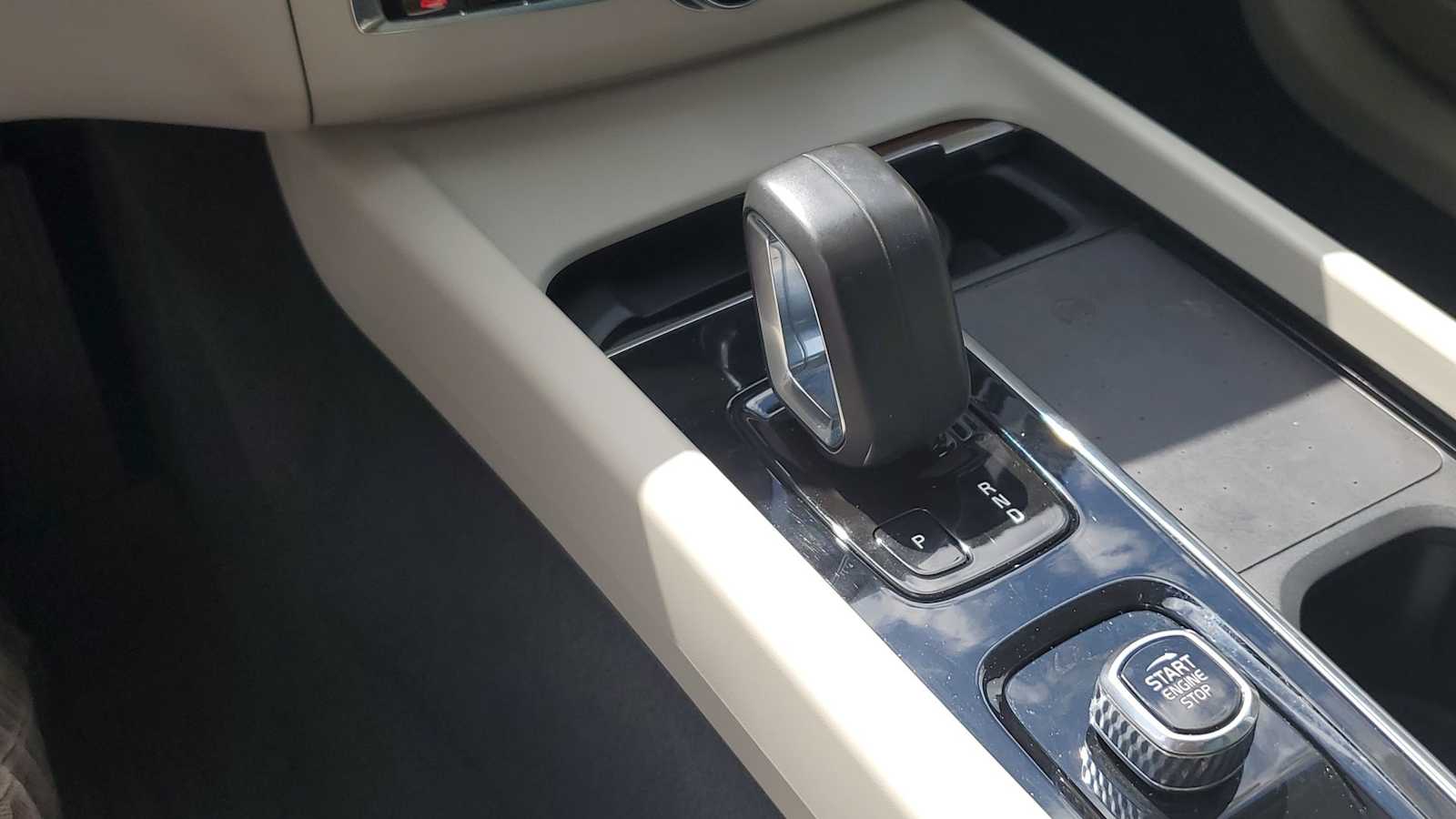 Thumbnail: 2022 Volvo XC60 - 32