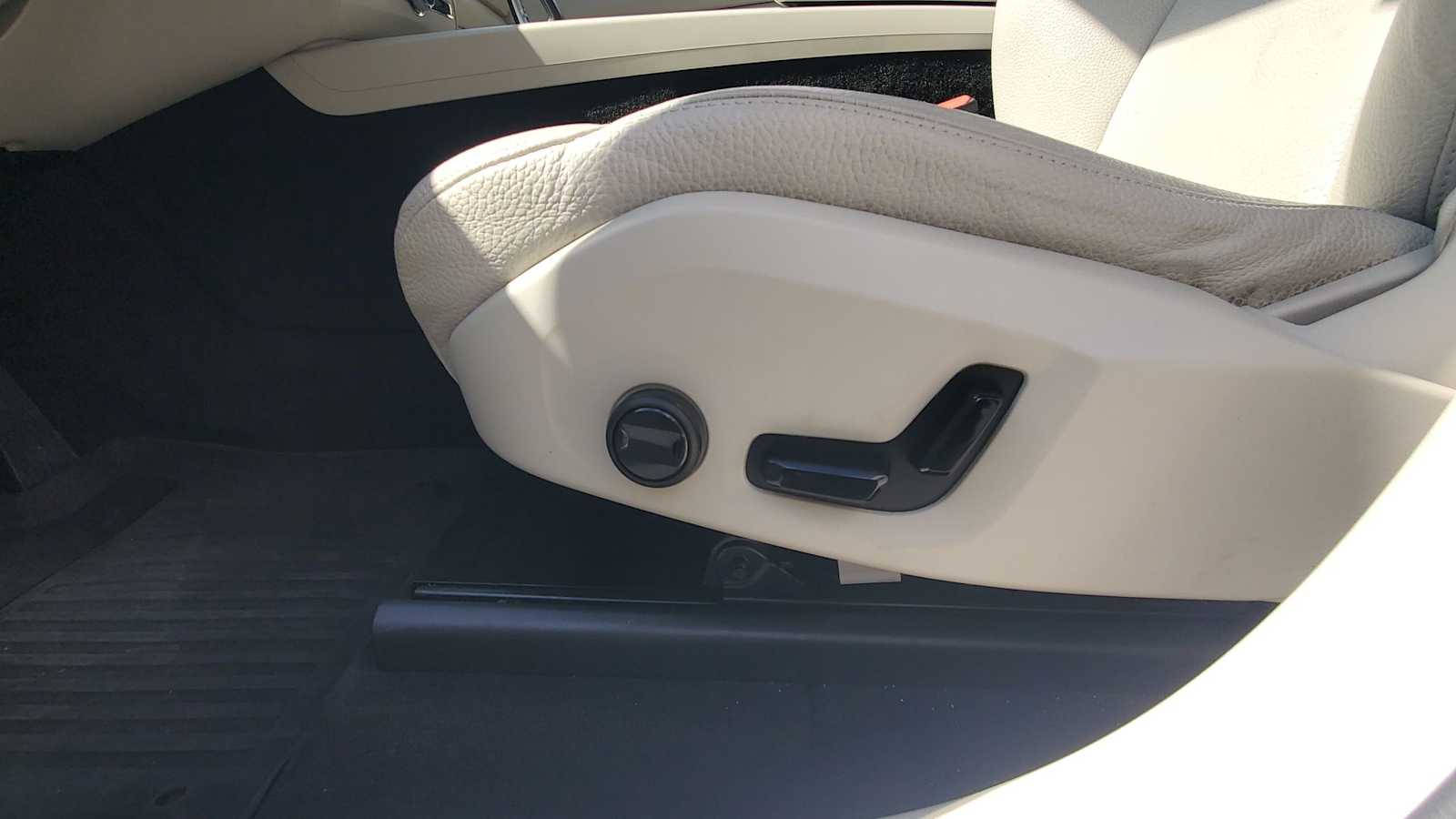 Thumbnail: 2022 Volvo XC60 - 17