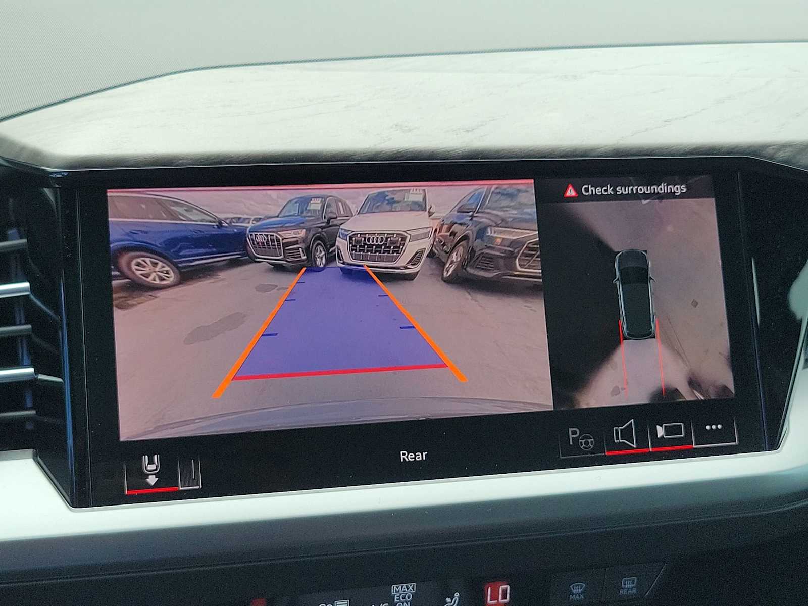 Thumbnail: 2026 Audi Q4 e-tron - 24