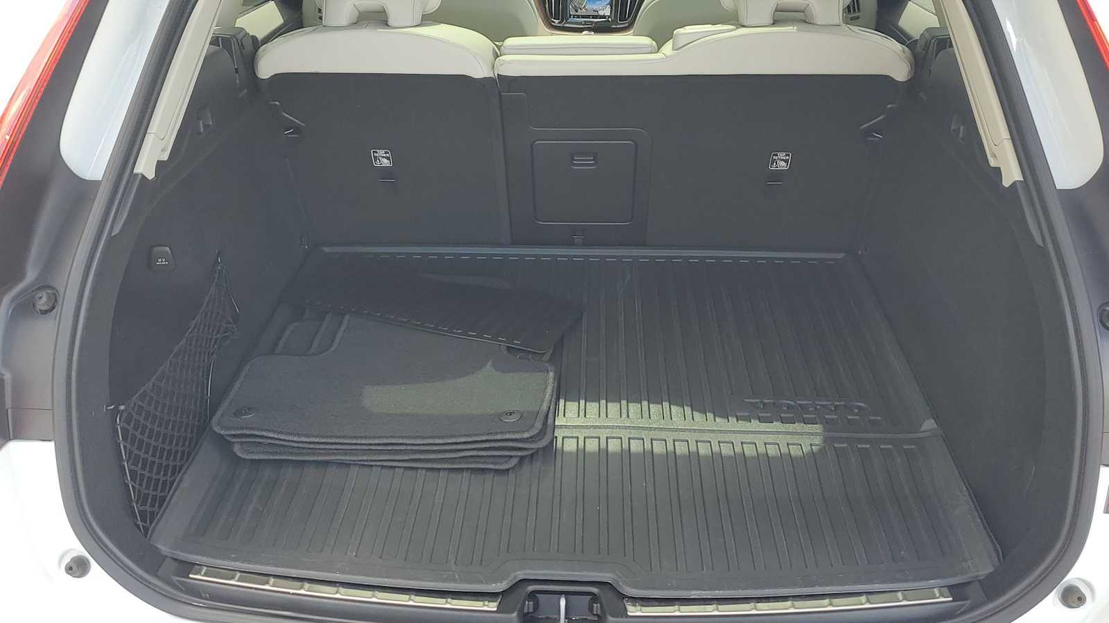 Thumbnail: 2022 Volvo XC60 - 34