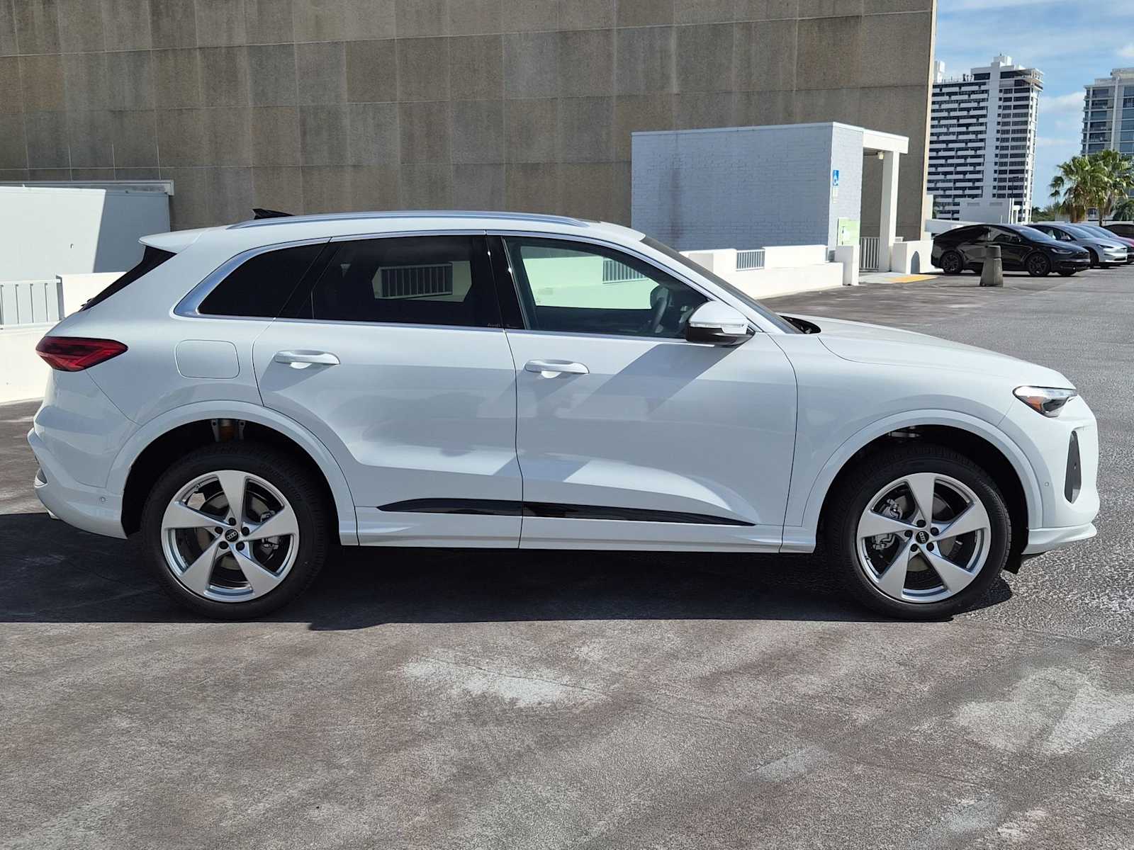 Thumbnail: 2025 Audi Q5 - 7