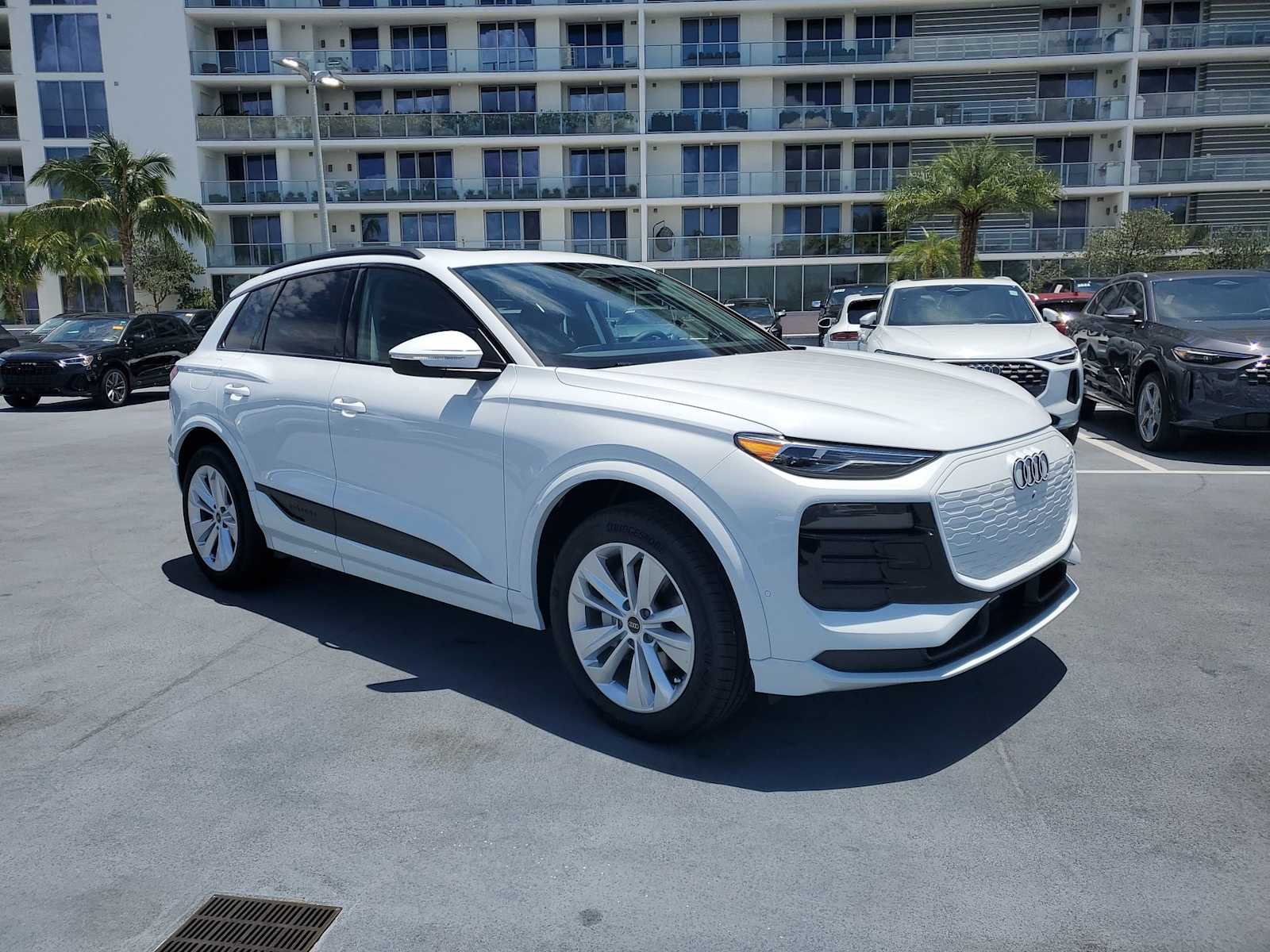 Thumbnail: 2025 Audi Q6 e-tron - 8