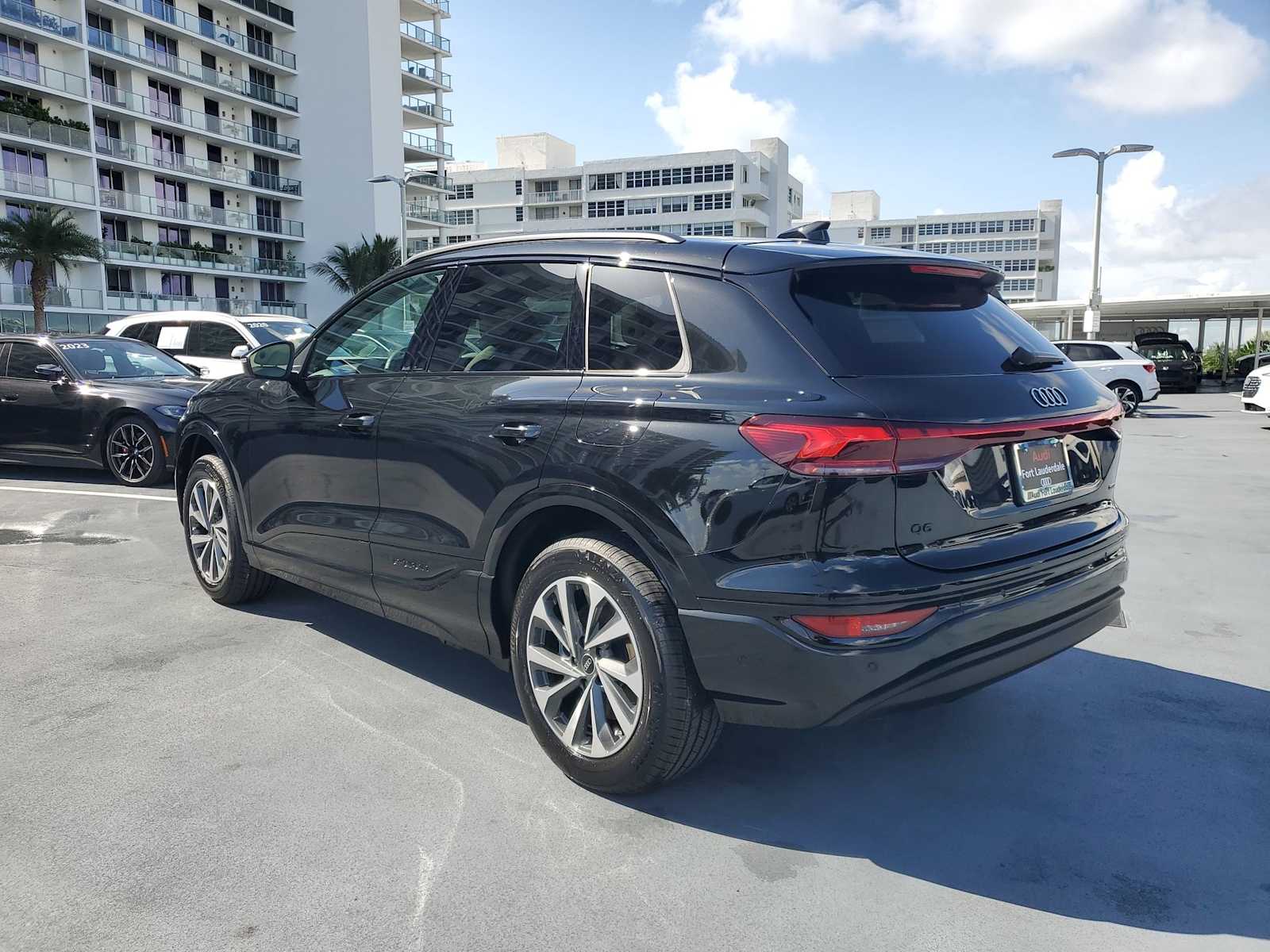 Thumbnail: 2025 Audi Q6 e-tron - 4