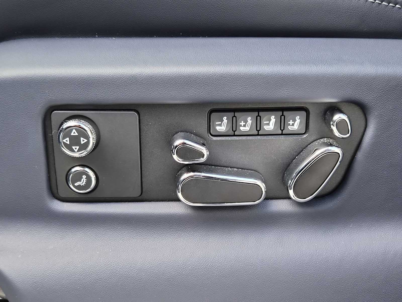 Thumbnail: 2025 Bentley Bentayga - 15