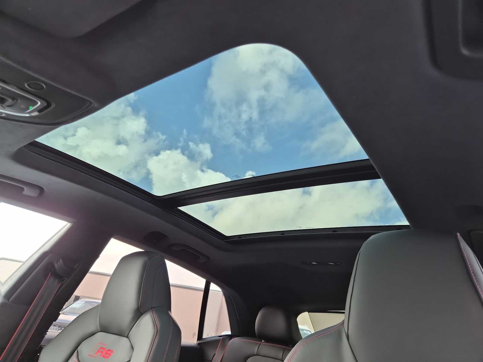 Thumbnail: 2026 Audi RS Q8 - 18