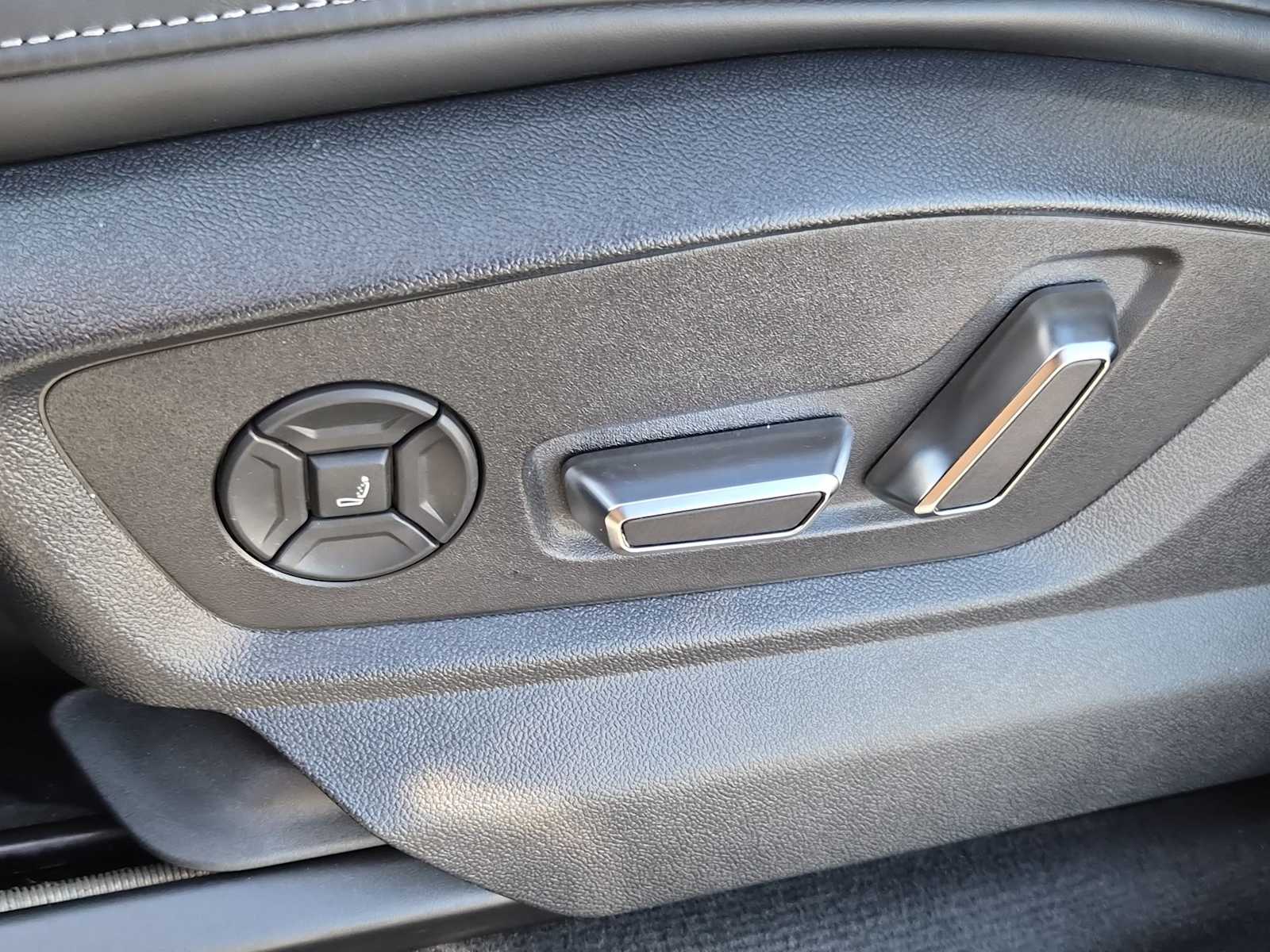 Thumbnail: 2023 Audi SQ8 - 16