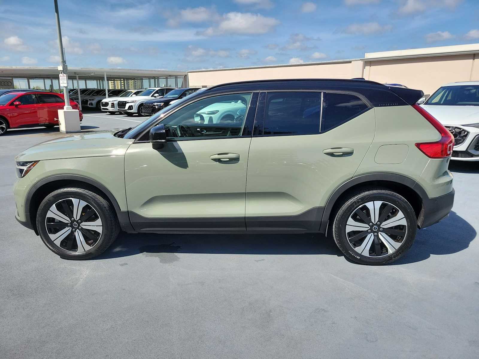 Thumbnail: 2023 Volvo XC40 - 3