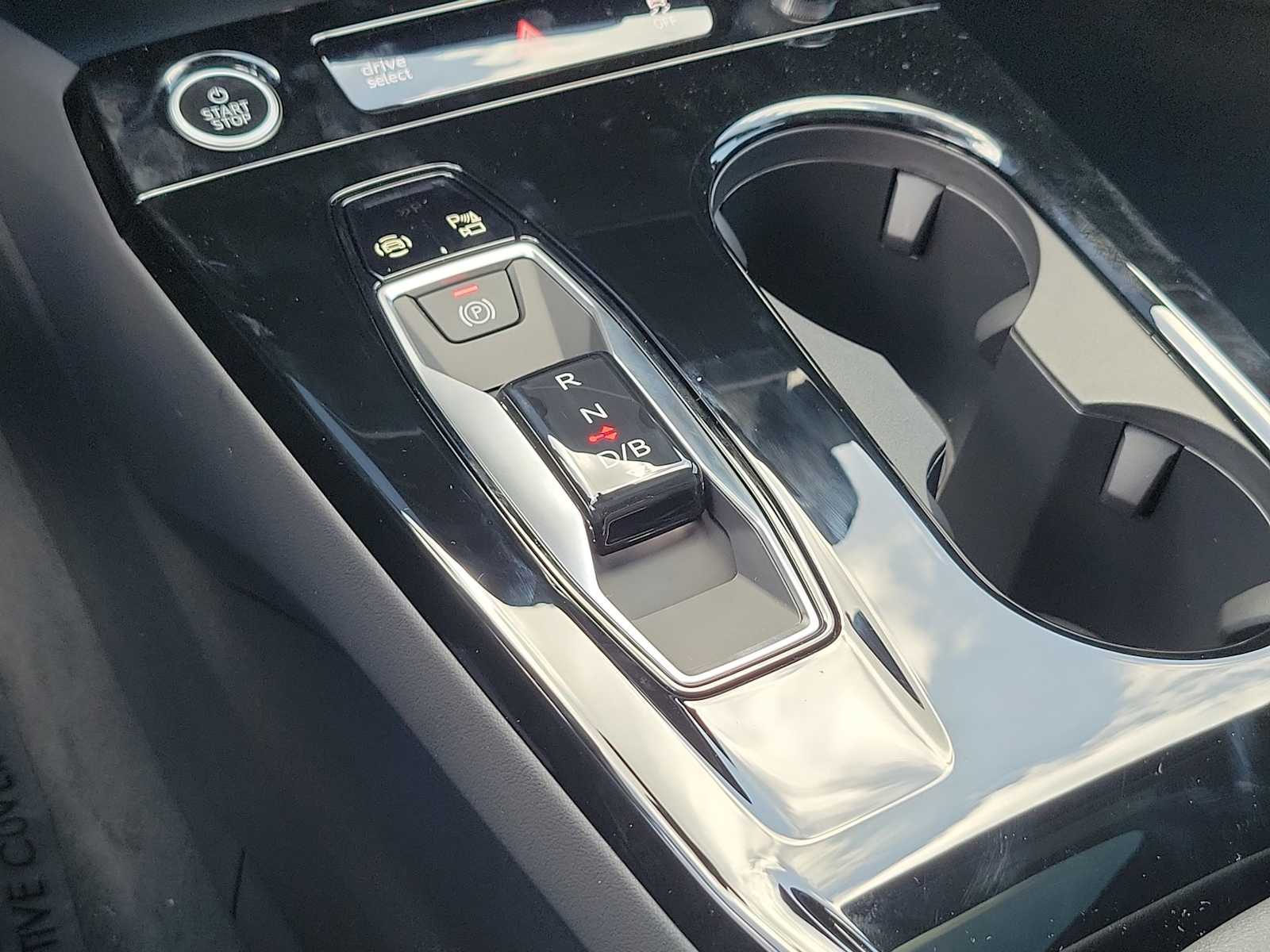 Thumbnail: 2025 Audi e-tron S - 25