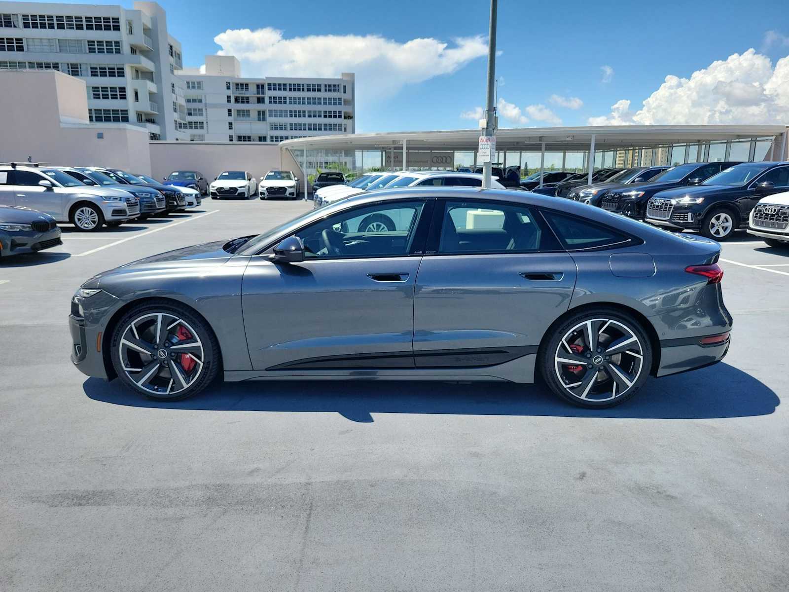 Thumbnail: 2025 Audi e-tron S - 3