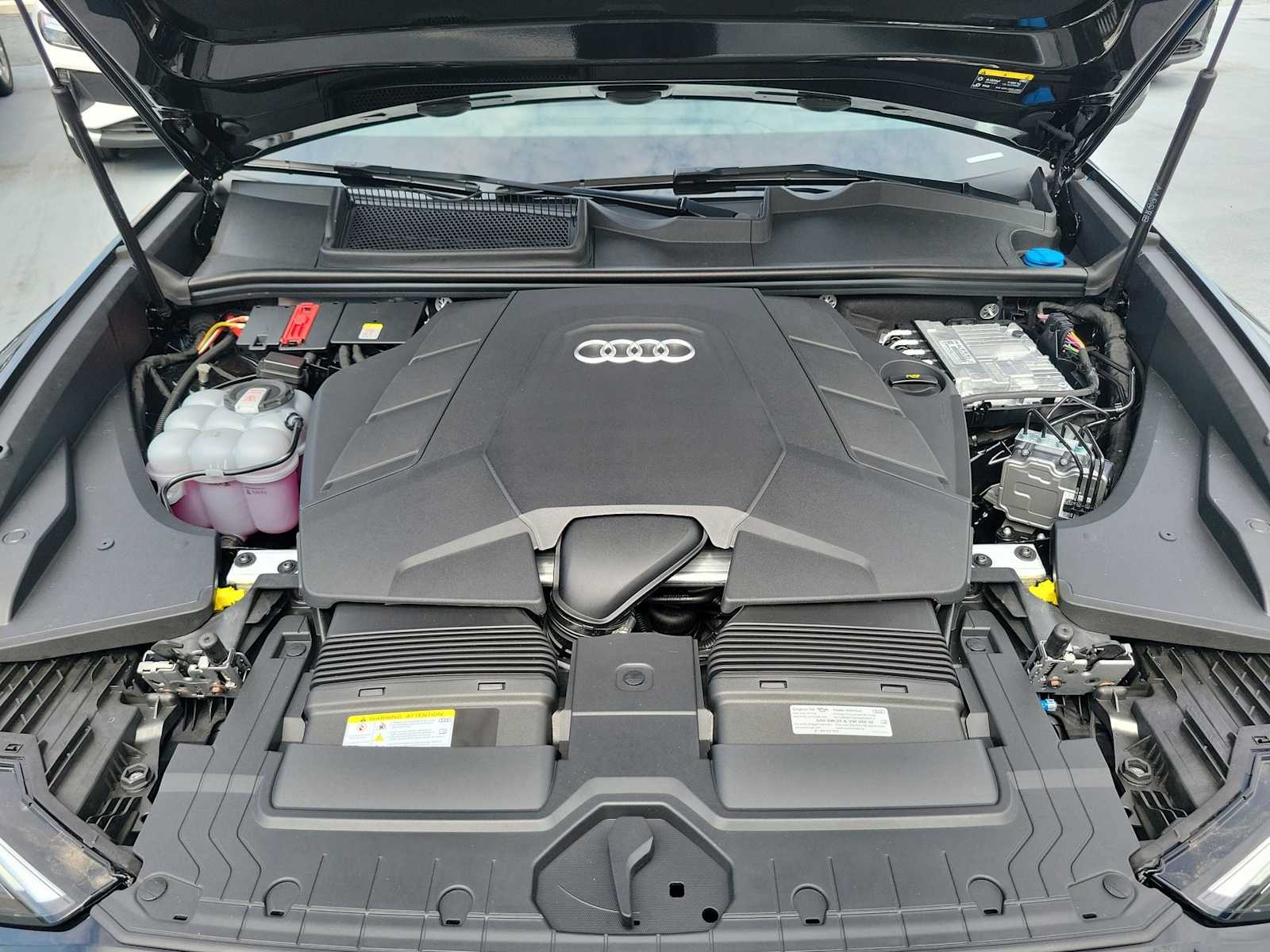 Thumbnail: 2025 Audi Q8 - 13