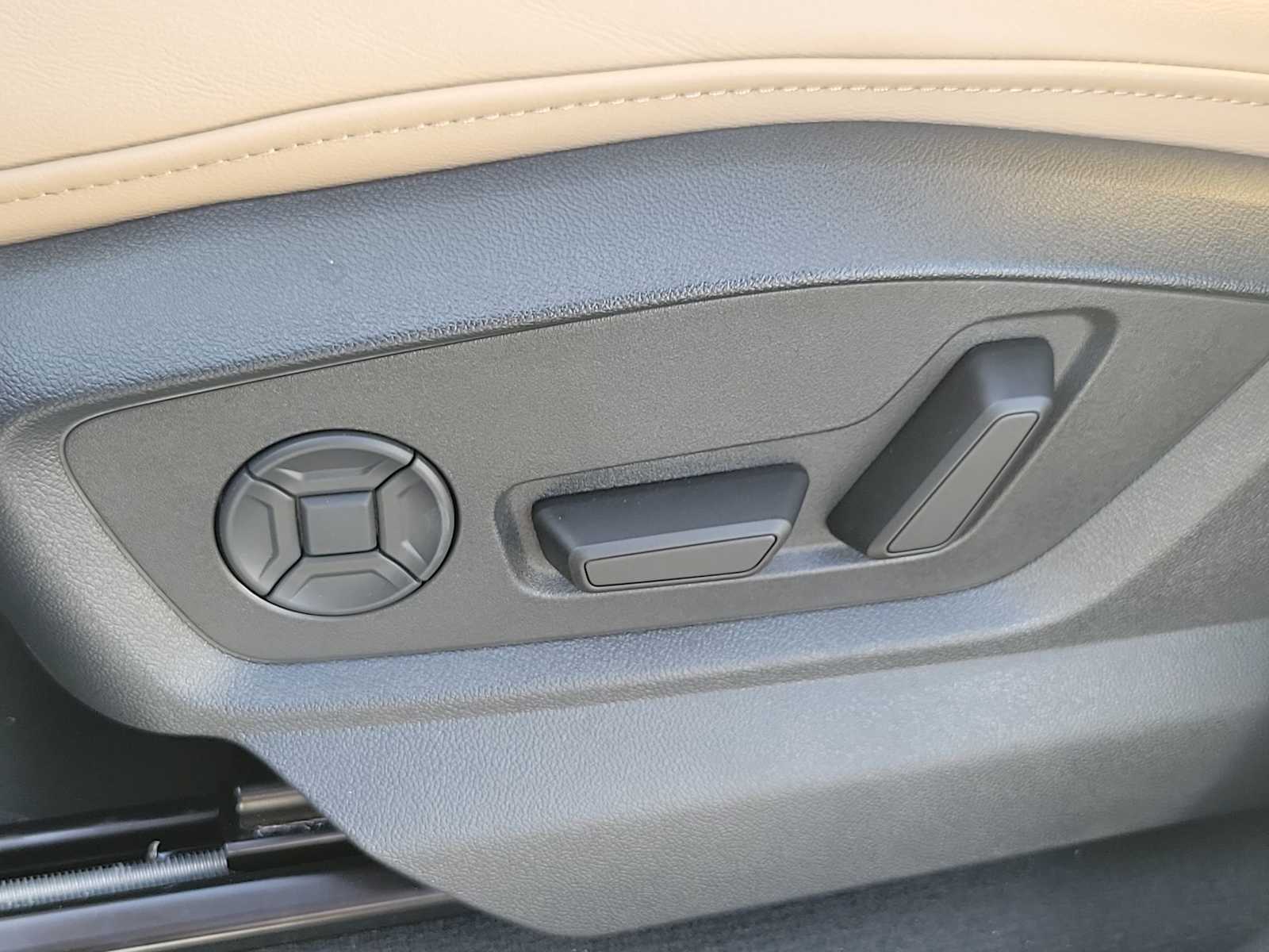 Thumbnail: 2025 Audi Q8 - 16